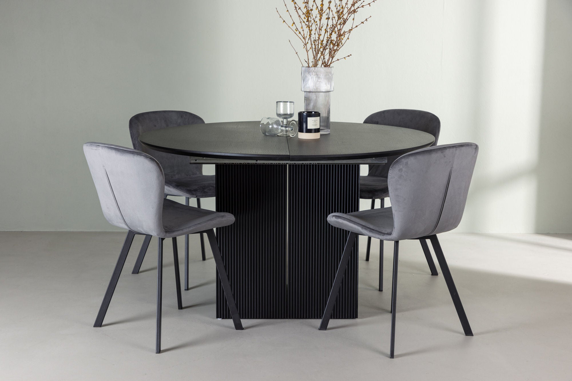 Venture Home Matilda spisebord φ130 - Black / Black MDF with veneer +Lilja Spisebordsstol - Black / Dark grey Fabric _4