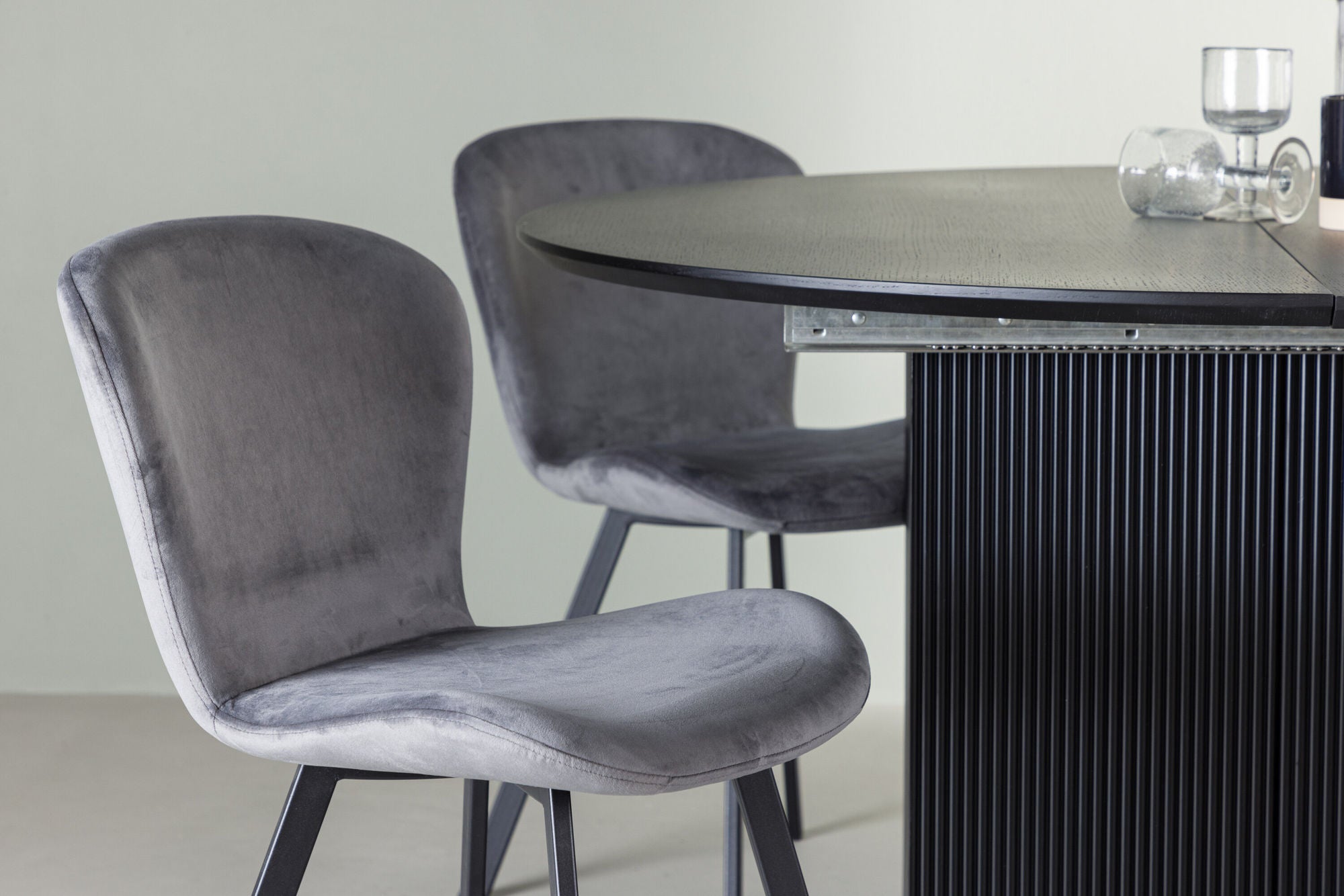 Venture Home Matilda spisebord φ130 - Black / Black MDF with veneer +Lilja Spisebordsstol - Black / Dark grey Fabric _4
