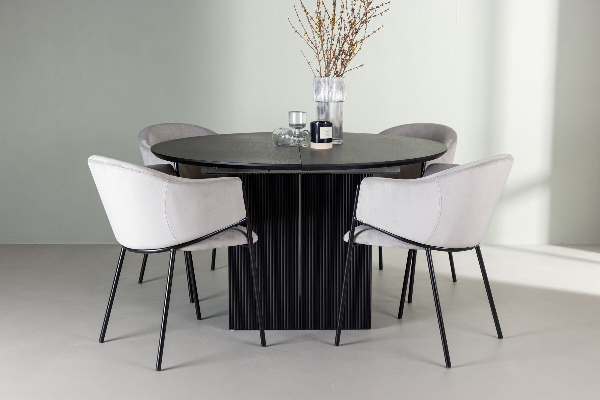 Venture Home Matilda spisebord φ130 - Black / Black MDF with veneer +Evelina Spisebordsstol - Black / Light grey Velvet _4