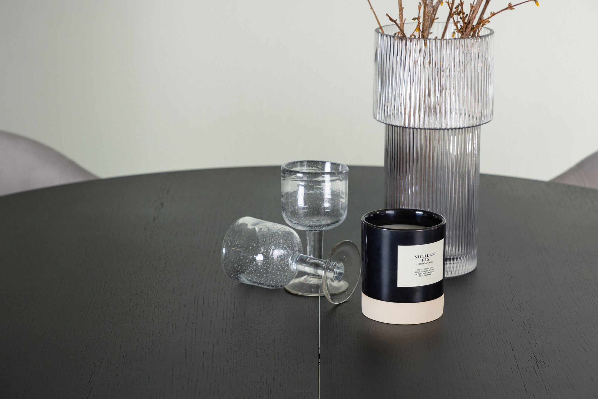 Venture Home Matilda spisebord φ130 - Black / Black MDF with veneer +Evelina Spisebordsstol - Black / Light grey Velvet _4