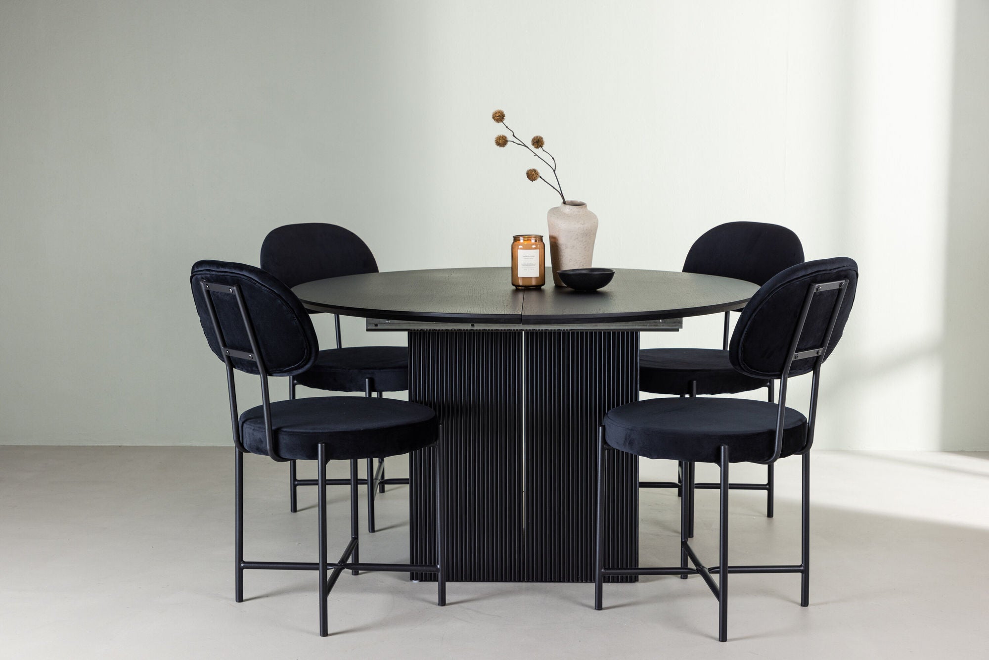 Venture Home Matilda spisebord φ130 - Black / Black MDF with veneer +Stella Spisebordsstol - Black / Black Velvet _4