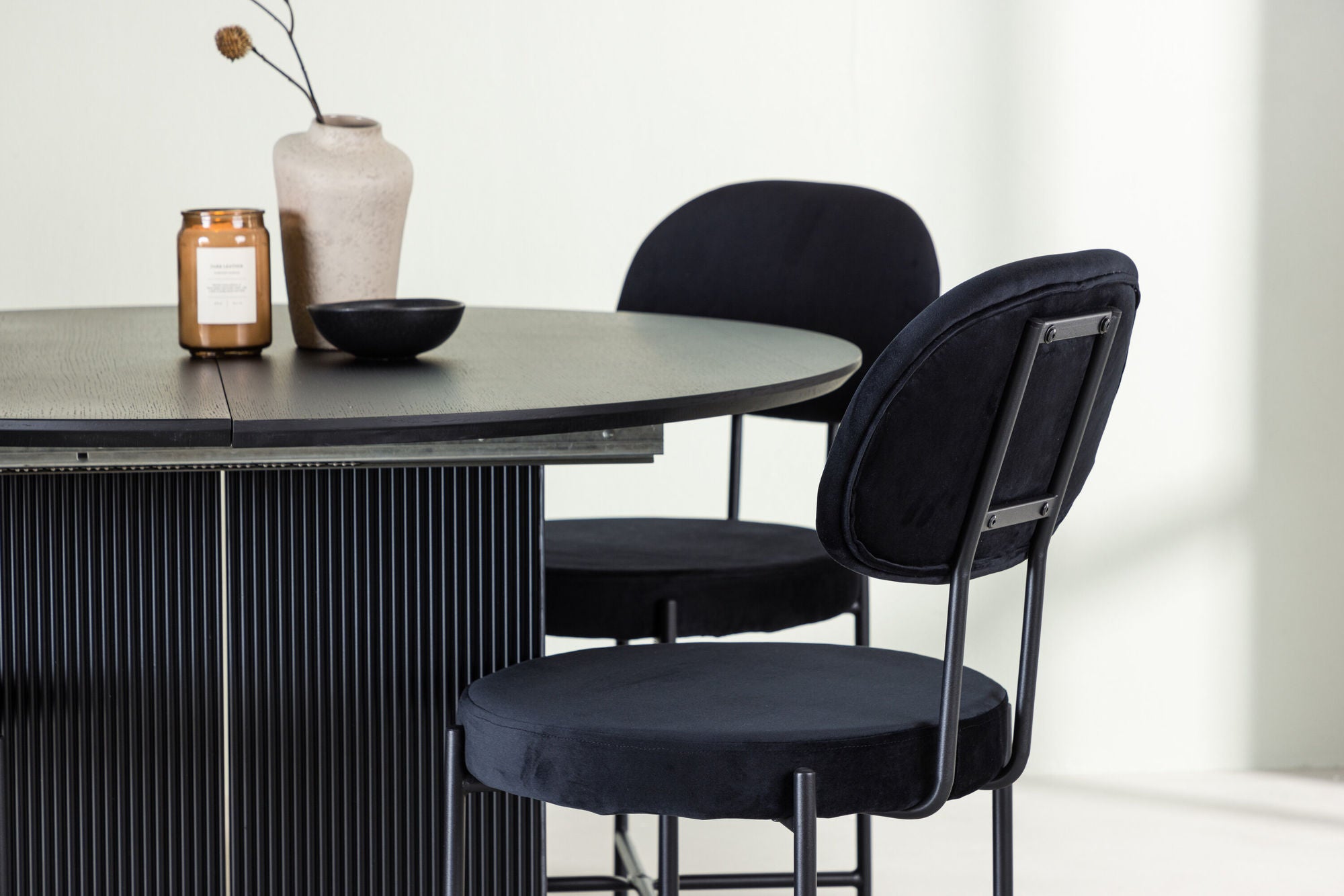 Venture Home Matilda spisebord φ130 - Black / Black MDF with veneer +Stella Spisebordsstol - Black / Black Velvet _4