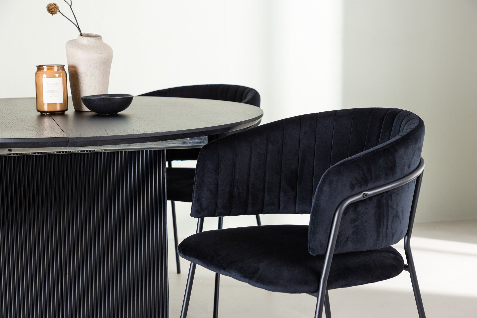 Venture Home Matilda spisebord φ130 - Black / Black MDF with veneer +Selma Spisebordsstol - Black / Black Velvet _4