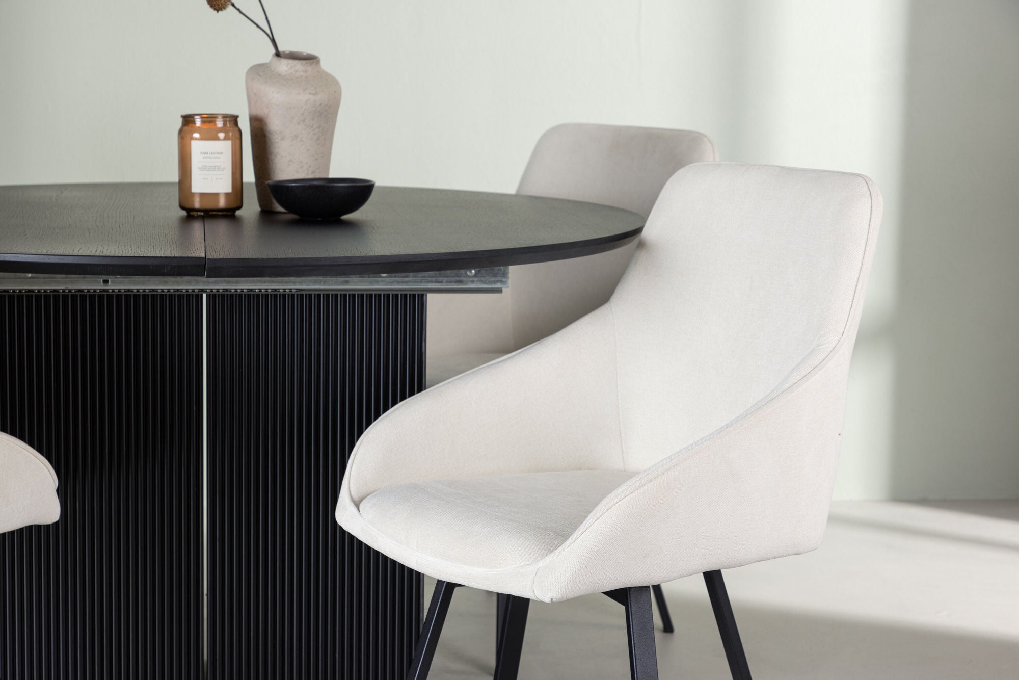 Venture Home Matilda spisebord φ130 - Black / Black MDF with veneer +Rosie Spisebordsstol - Black / Beige Fabric _4
