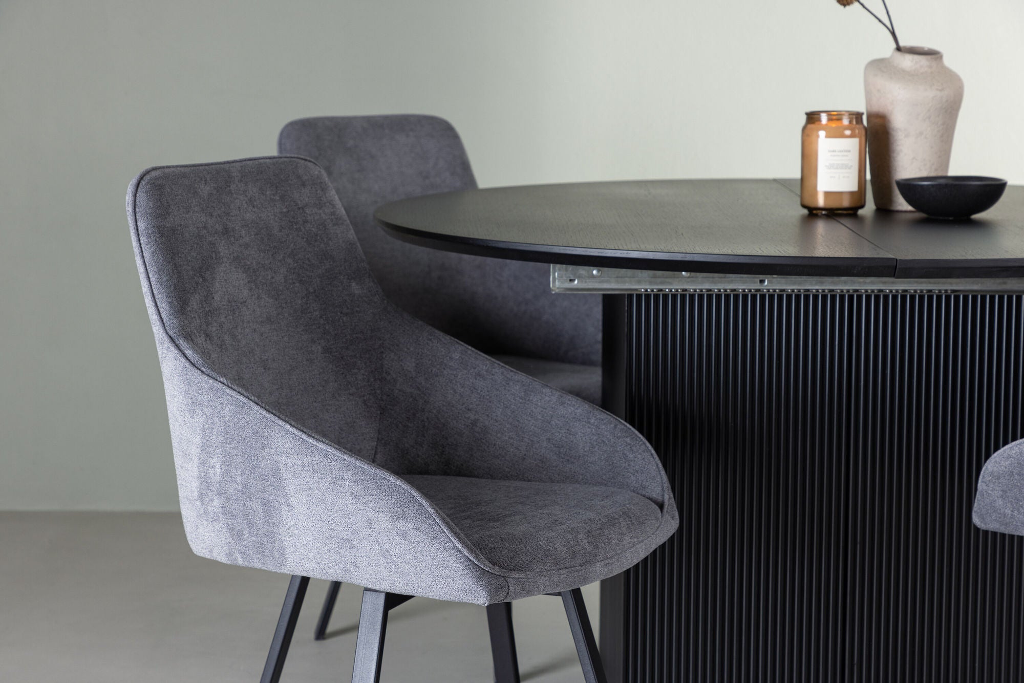 Venture Home Matilda spisebord φ130 - Black / Black MDF with veneer +Rosie Spisebordsstol - Black / Dark grey Fabric _4