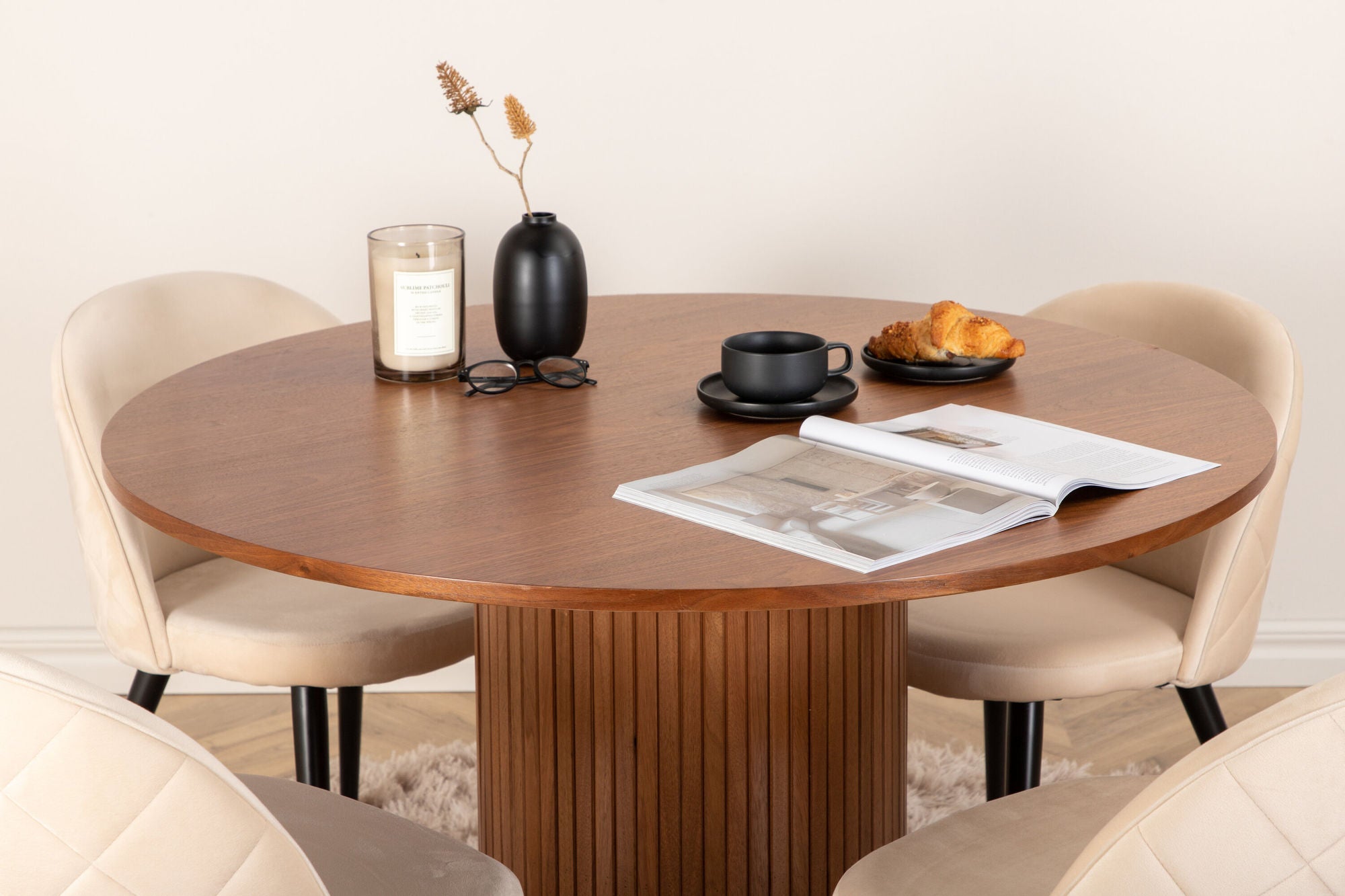 Venture Home Bianca rund spisebord - Walnut / Black Veneer+Velvet Stitches stol - Black / Beige Velvet_4