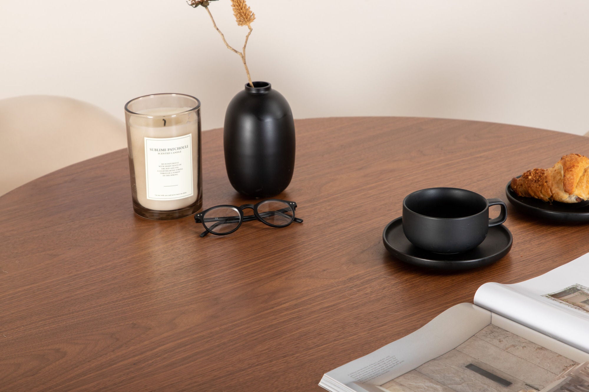 Venture Home Bianca rund spisebord - Walnut / Black Veneer+Velvet Stitches stol - Black / Beige Velvet_4