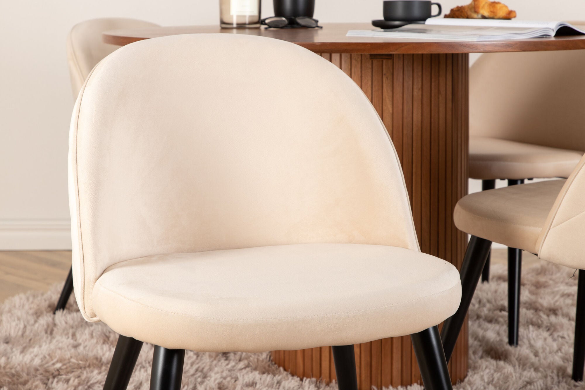Venture Home Bianca rund spisebord - Walnut / Black Veneer+Velvet Stitches stol - Black / Beige Velvet_4