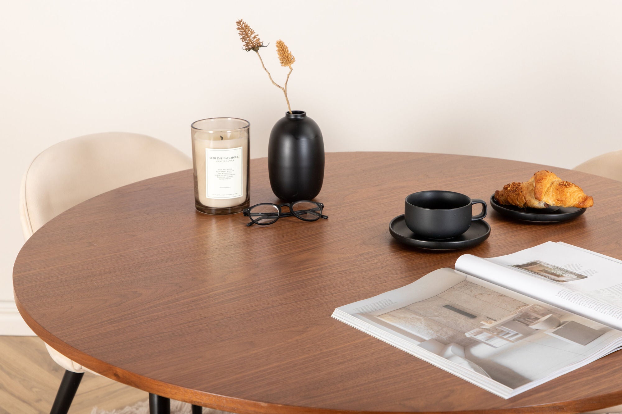 Venture Home Bianca rund spisebord - Walnut / Black Veneer+Velvet Stitches stol - Black / Beige Velvet_4