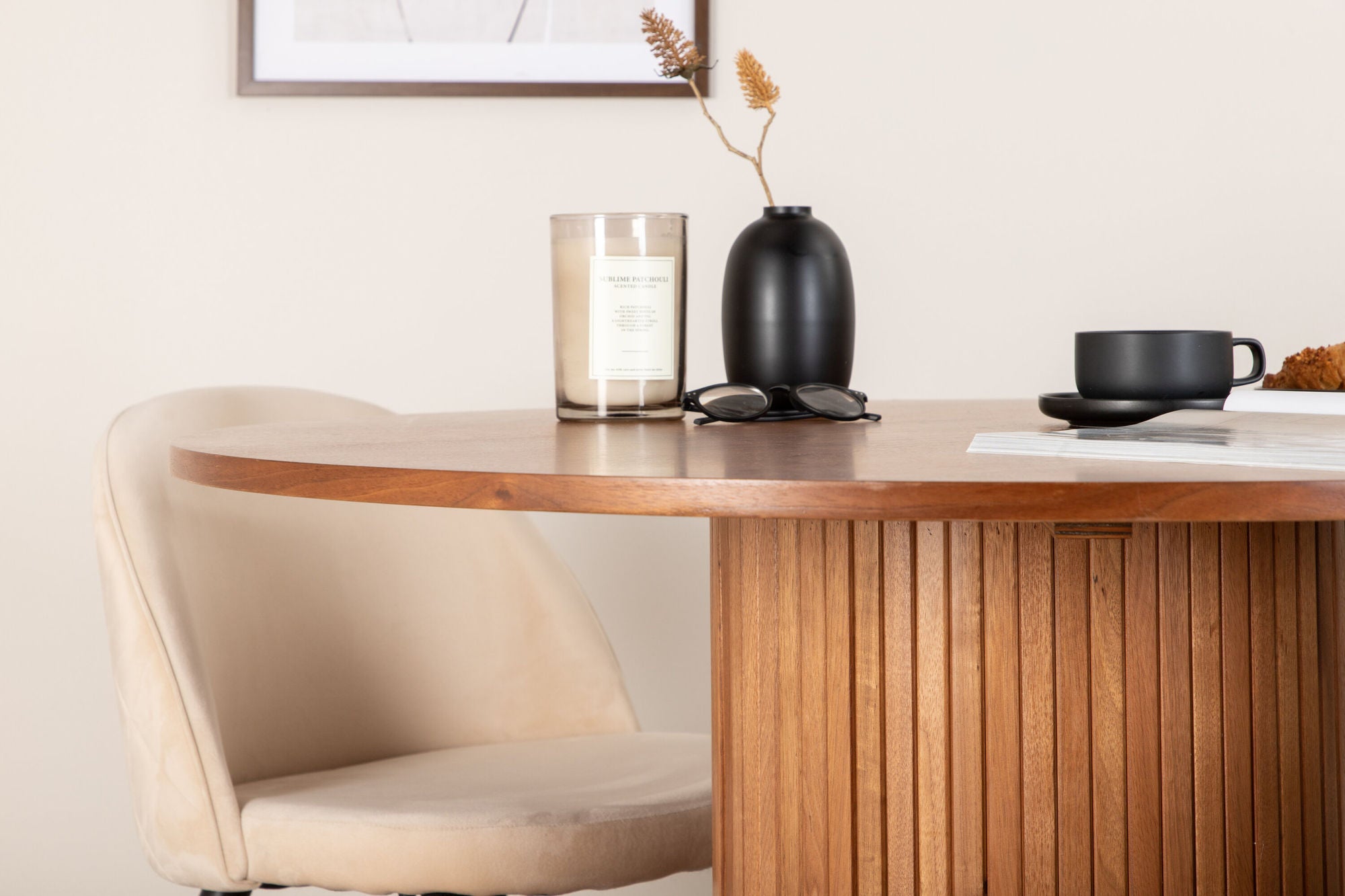 Venture Home Bianca rund spisebord - Walnut / Black Veneer+Velvet Stitches stol - Black / Beige Velvet_4