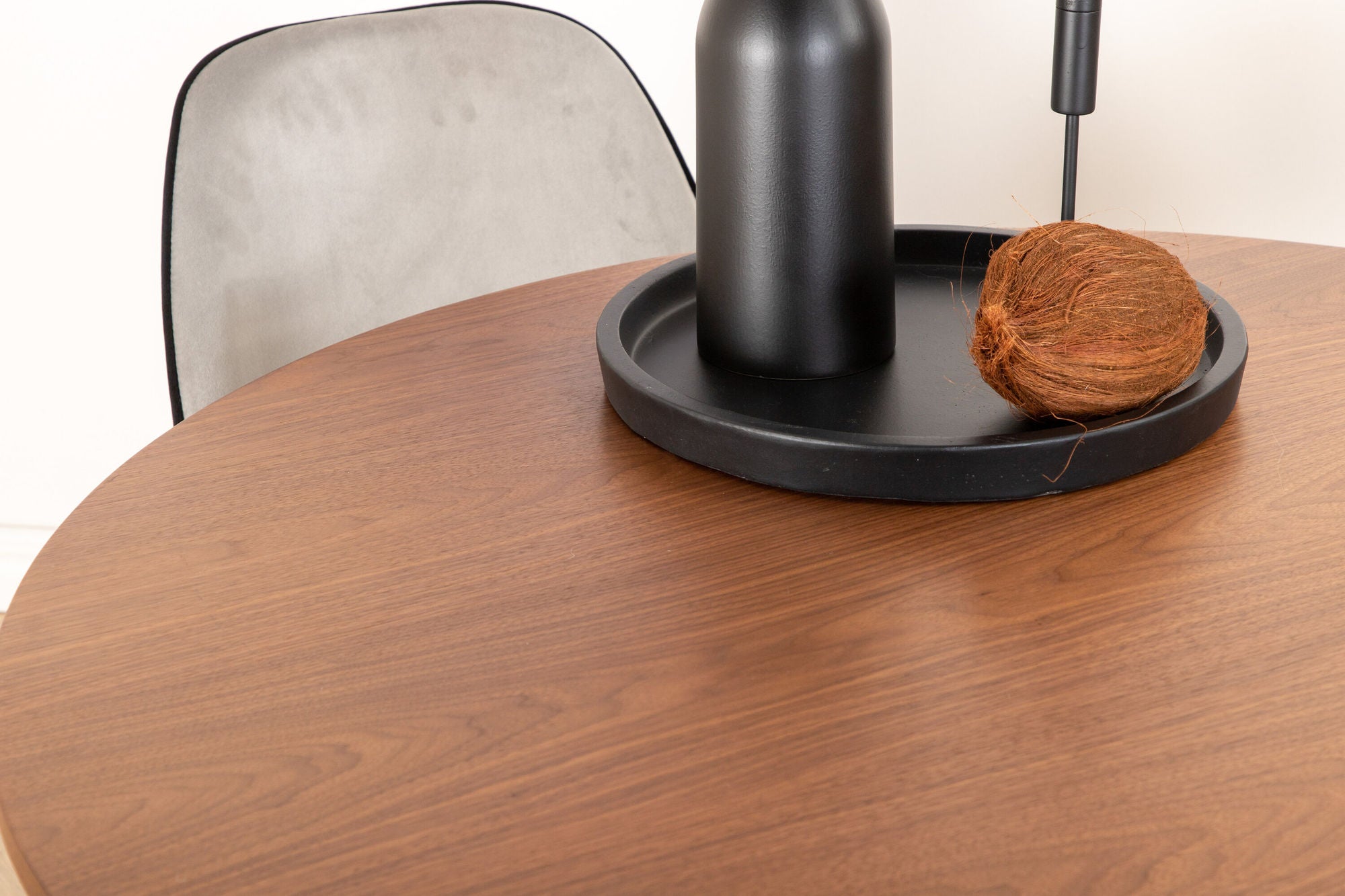 Venture Home Bianca rund spisebord - Walnut / Black Veneer+Emma stol - Black / Black and Light Grey Black Velvet in Back Grey Velvet in front_4