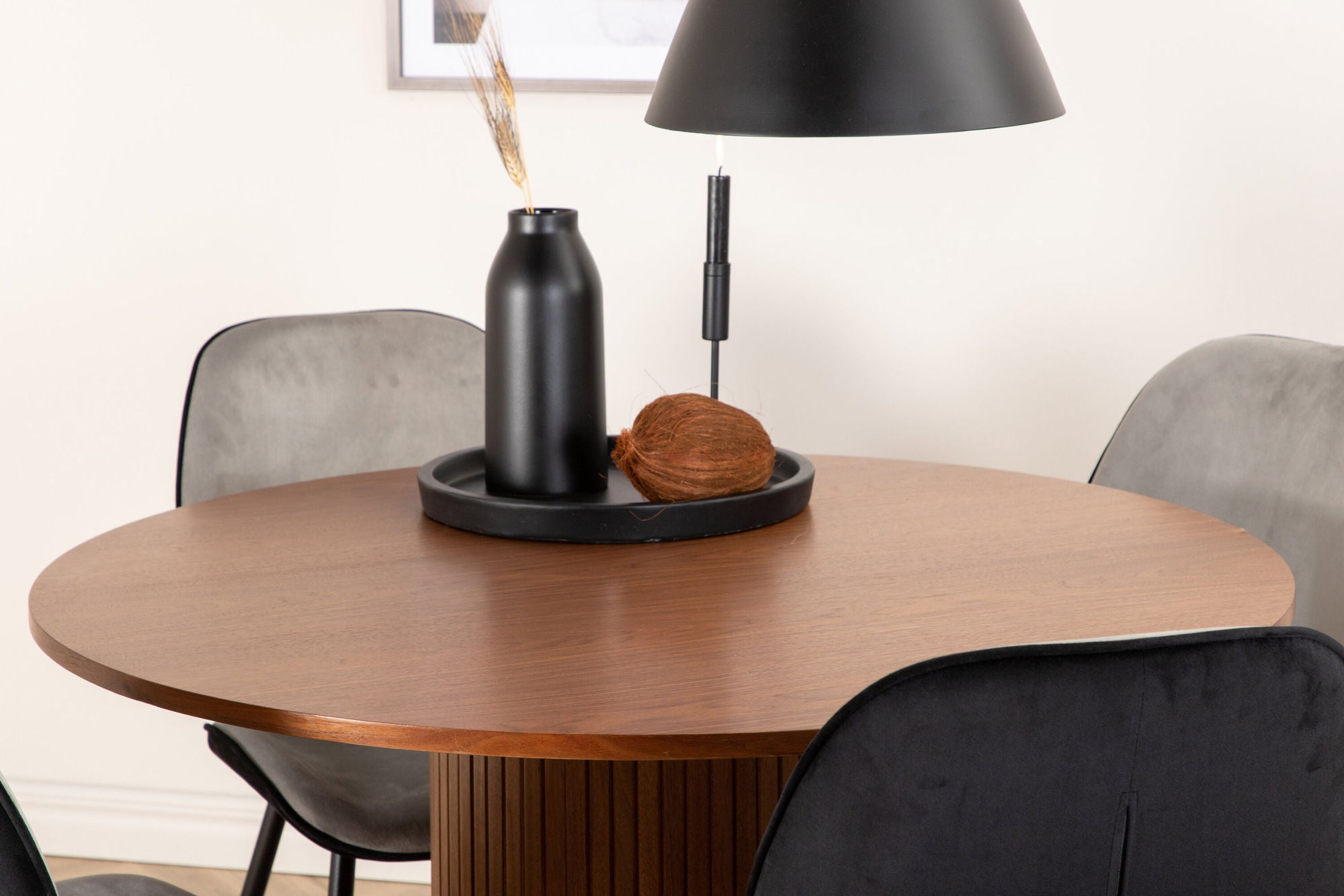 Venture Home Bianca rund spisebord - Walnut / Black Veneer+Emma stol - Black / Black and Light Grey Black Velvet in Back Grey Velvet in front_4