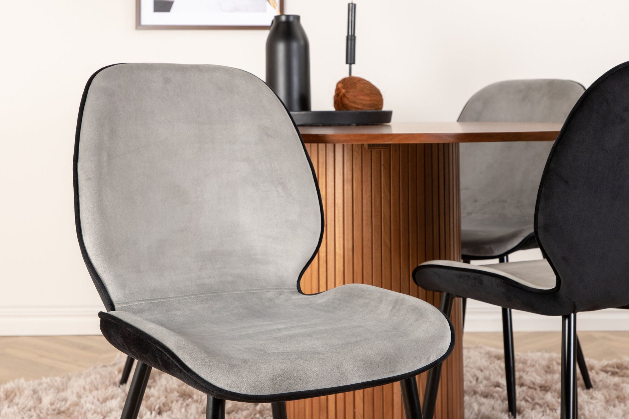 Venture Home Bianca rund spisebord - Walnut / Black Veneer+Emma stol - Black / Black and Light Grey Black Velvet in Back Grey Velvet in front_4