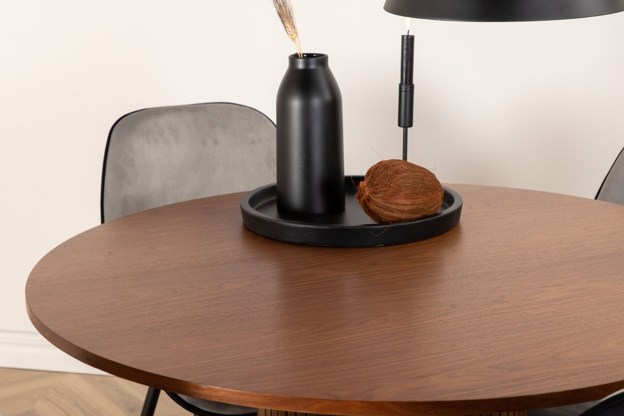 Venture Home Bianca rund spisebord - Walnut / Black Veneer+Emma stol - Black / Black and Light Grey Black Velvet in Back Grey Velvet in front_4