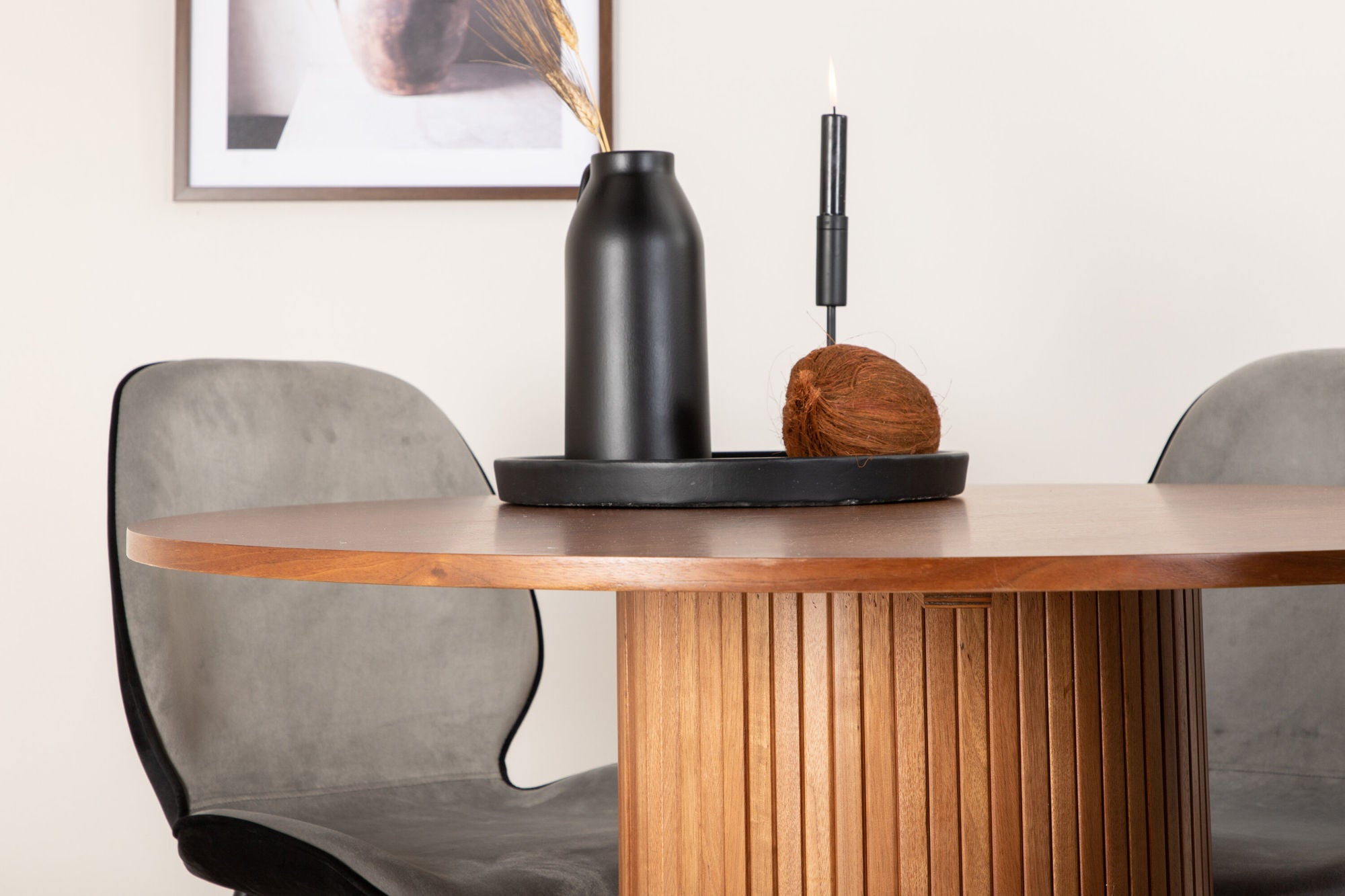 Venture Home Bianca rund spisebord - Walnut / Black Veneer+Emma stol - Black / Black and Light Grey Black Velvet in Back Grey Velvet in front_4