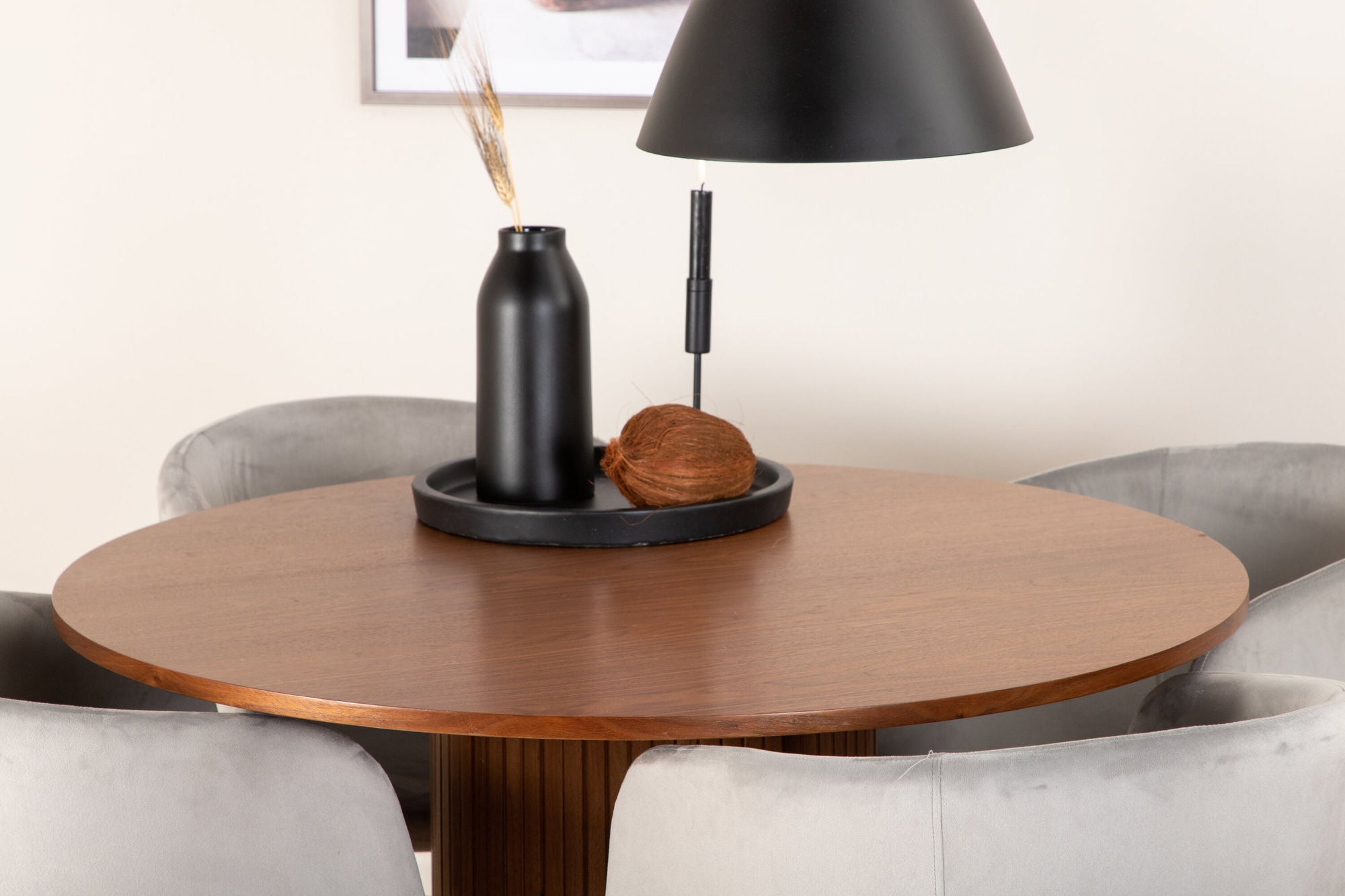 Venture Home Bianca rund spisebord - Walnut / Black Veneer+Berit stol - Black / Light Grey Velvet_4