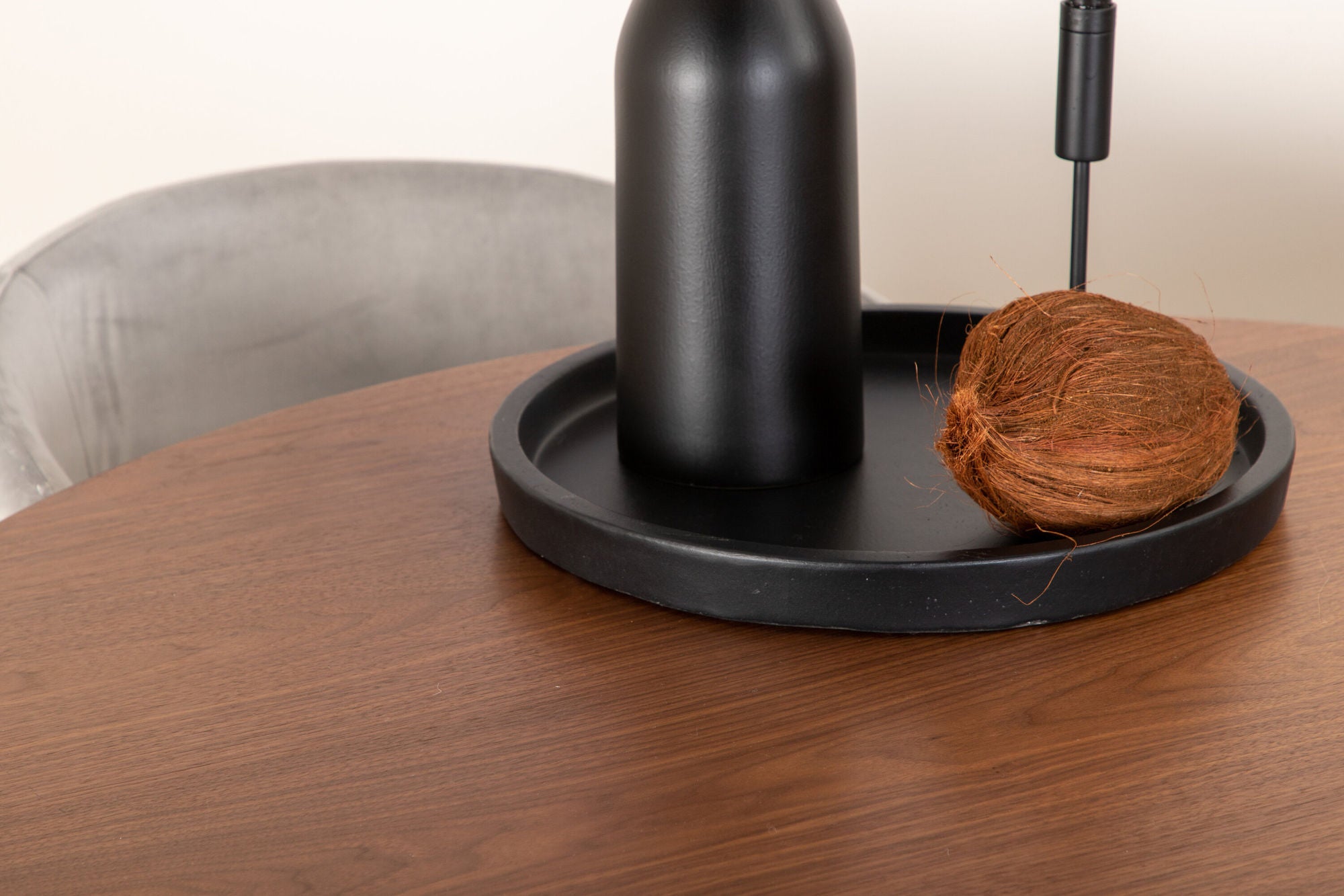 Venture Home Bianca rund spisebord - Walnut / Black Veneer+Berit stol - Black / Light Grey Velvet_4