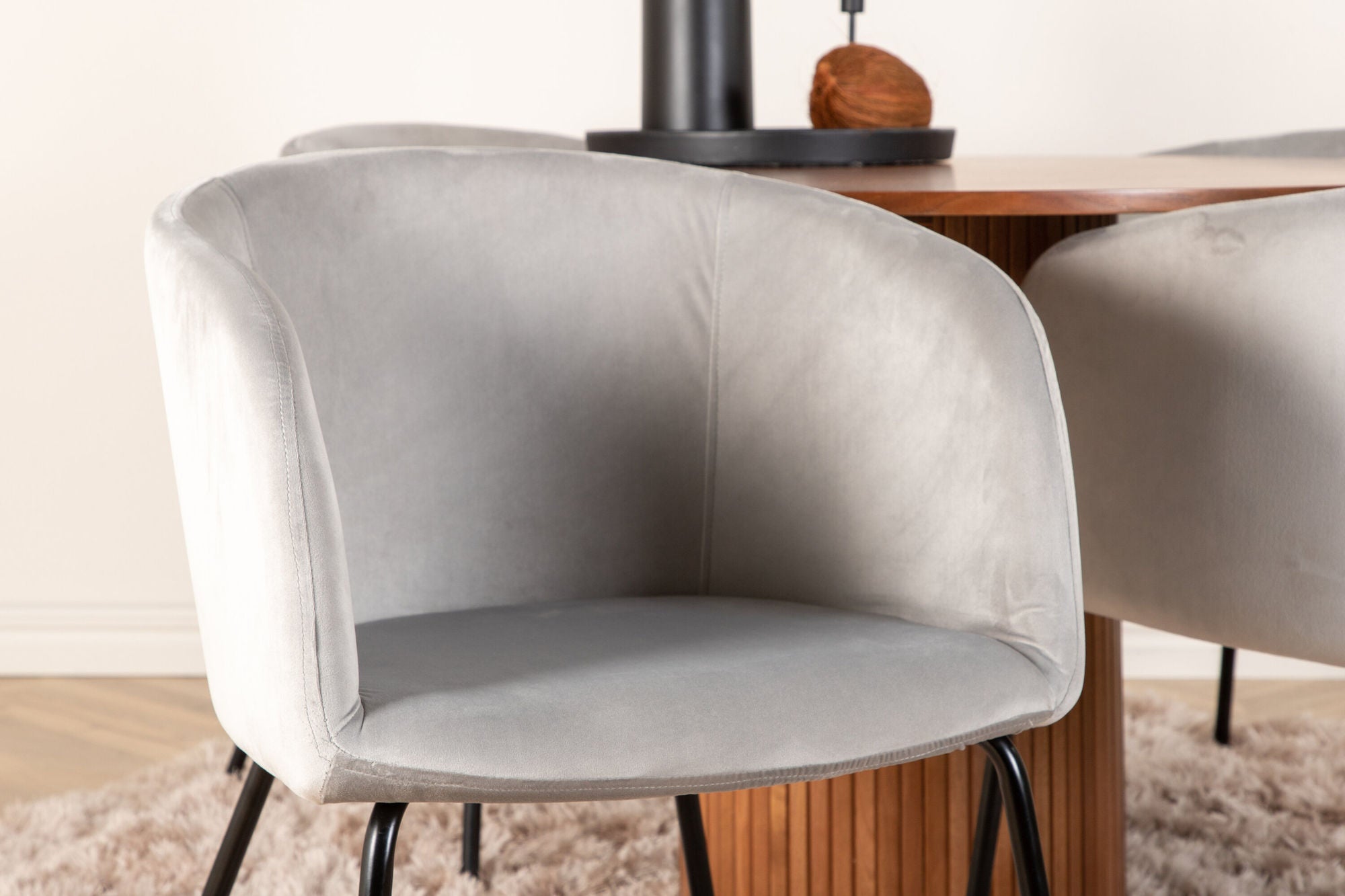 Venture Home Bianca rund spisebord - Walnut / Black Veneer+Berit stol - Black / Light Grey Velvet_4
