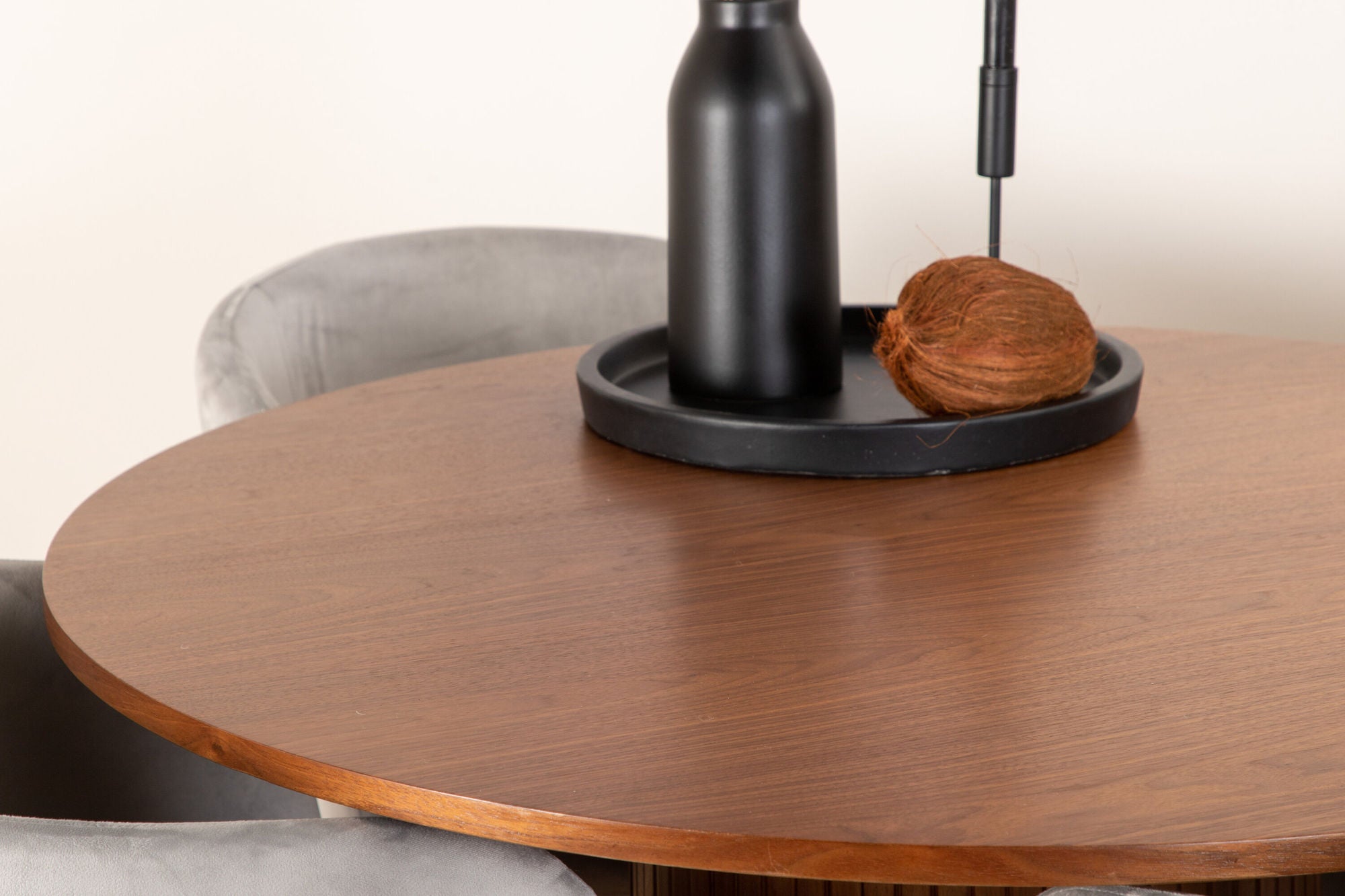 Venture Home Bianca rund spisebord - Walnut / Black Veneer+Berit stol - Black / Light Grey Velvet_4