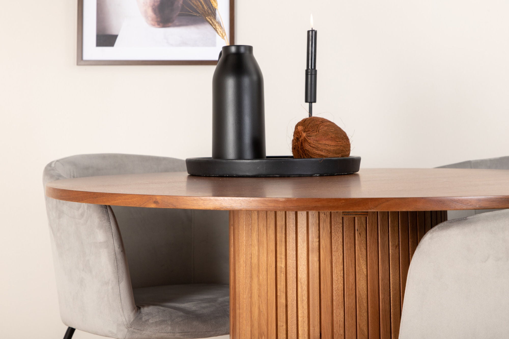 Venture Home Bianca rund spisebord - Walnut / Black Veneer+Berit stol - Black / Light Grey Velvet_4