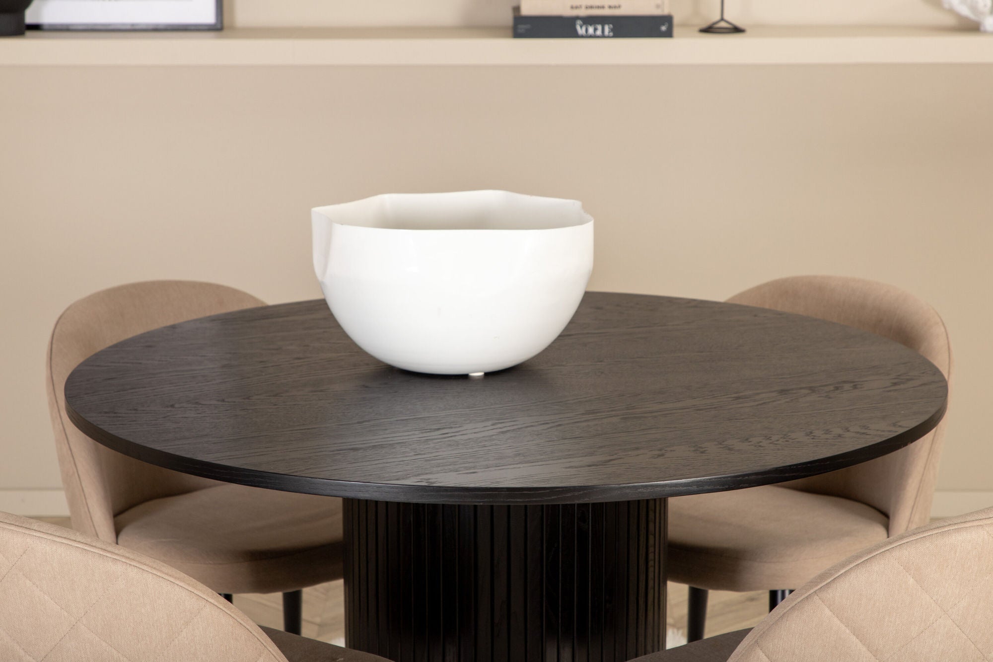 Venture Home Bianca rund spisebord - Black / Black Veneer+Velvet Stitches stol - Black / Beige Fabric (Polyester linen )_4