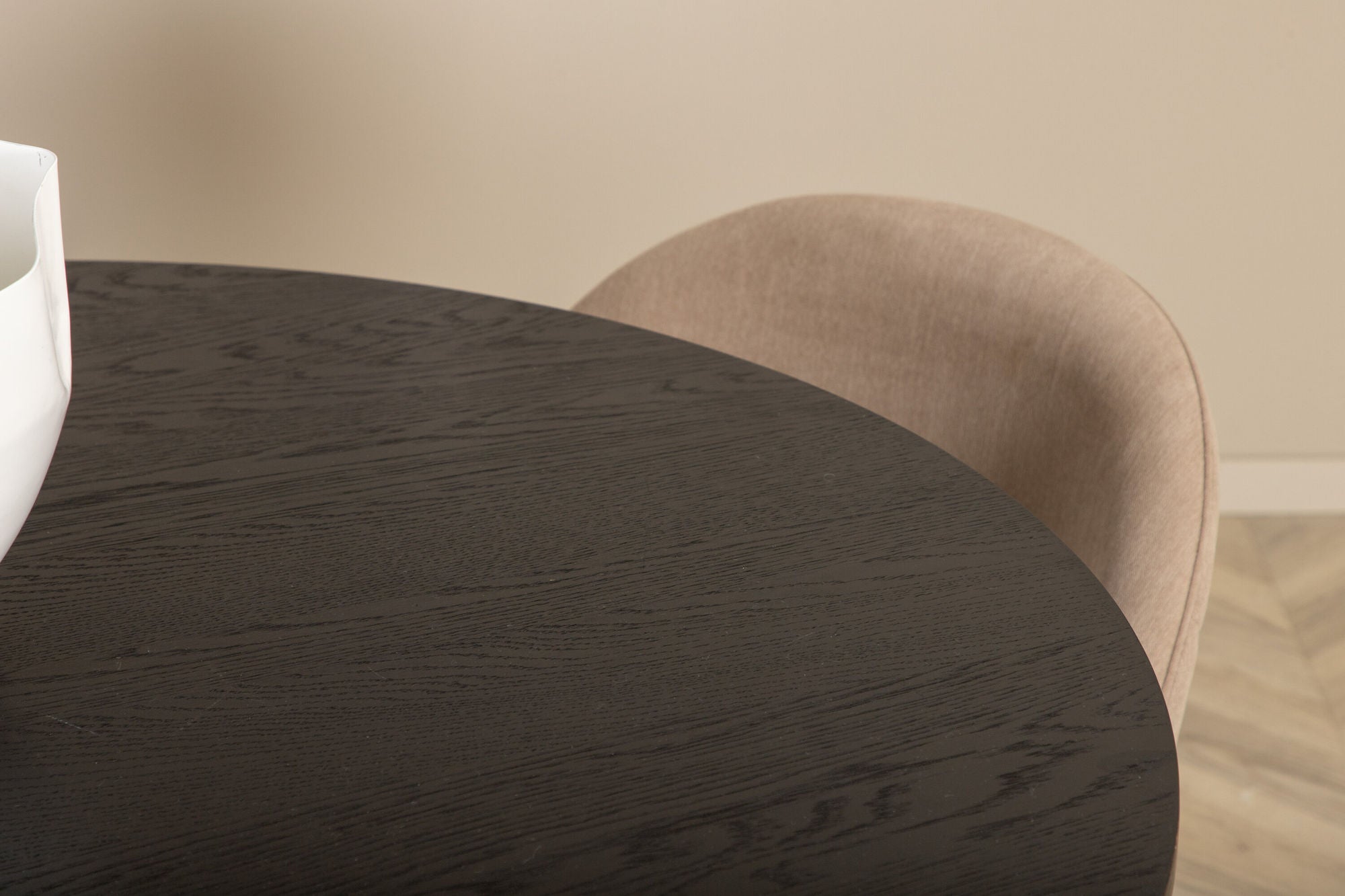Venture Home Bianca rund spisebord - Black / Black Veneer+Velvet Stitches stol - Black / Beige Fabric (Polyester linen )_4