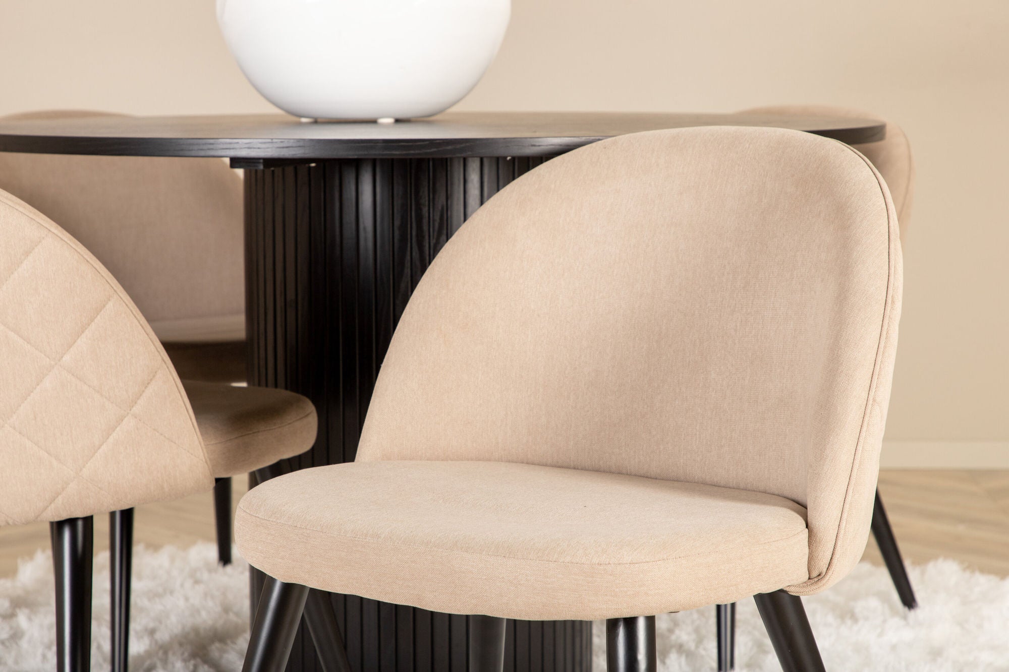 Venture Home Bianca rund spisebord - Black / Black Veneer+Velvet Stitches stol - Black / Beige Fabric (Polyester linen )_4