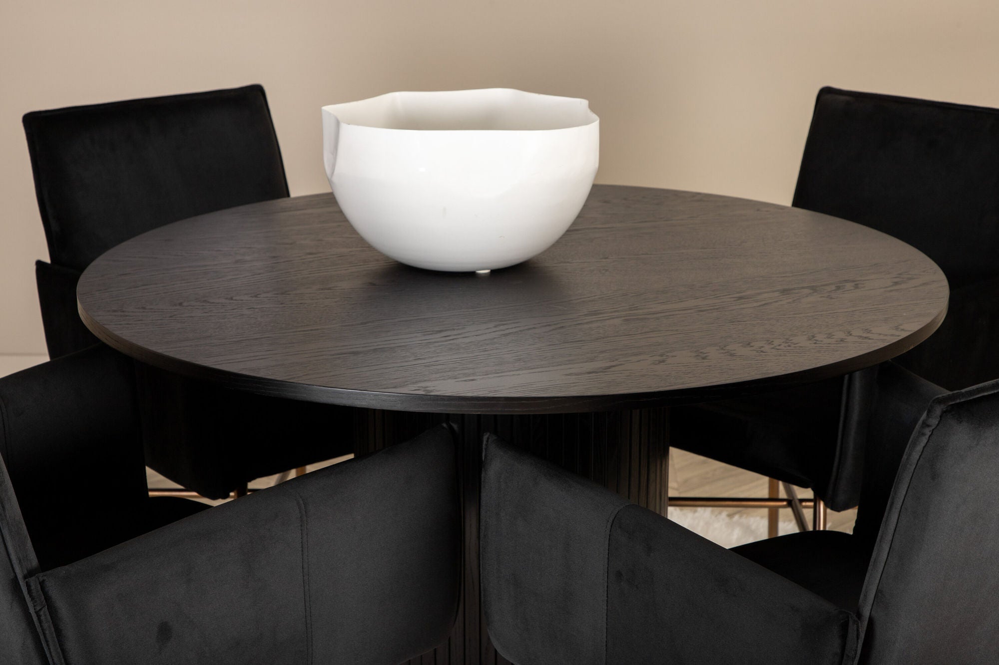 Venture Home Bianca rund spisebord - Black / Black Veneer+Petra stol - Distressed Copper / Black Velvet_4