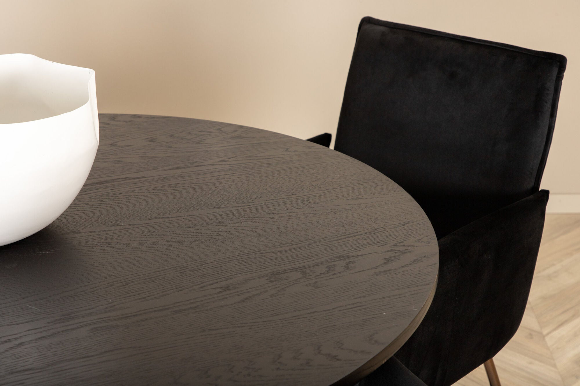 Venture Home Bianca rund spisebord - Black / Black Veneer+Petra stol - Distressed Copper / Black Velvet_4