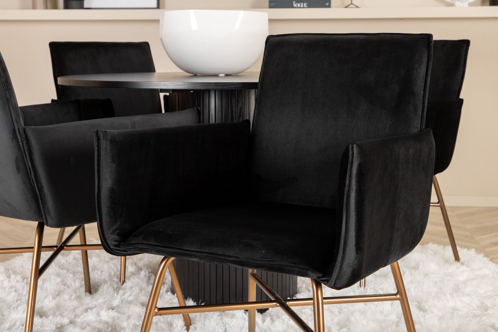 Venture Home Bianca rund spisebord - Black / Black Veneer+Petra stol - Distressed Copper / Black Velvet_4