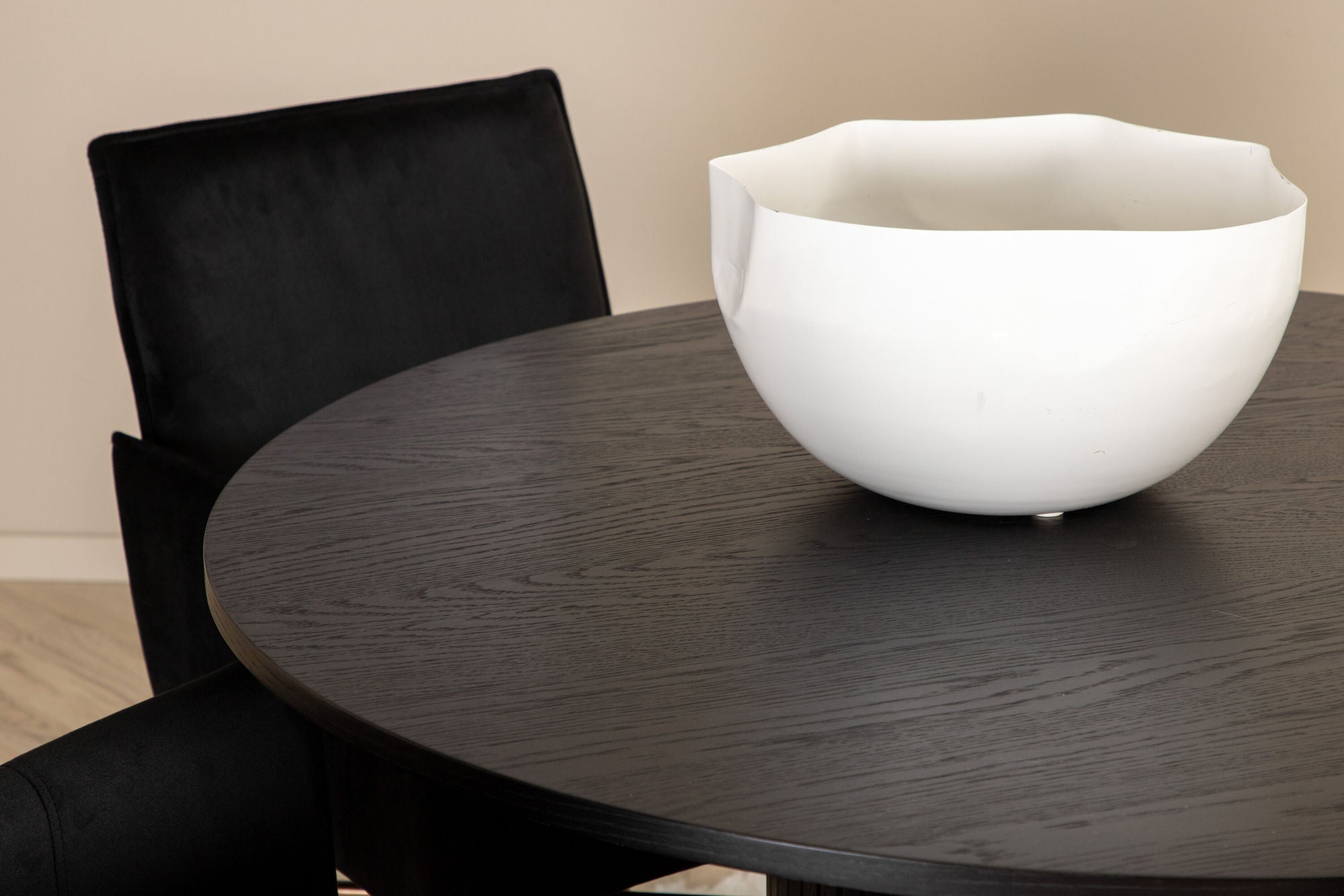 Venture Home Bianca rund spisebord - Black / Black Veneer+Petra stol - Distressed Copper / Black Velvet_4