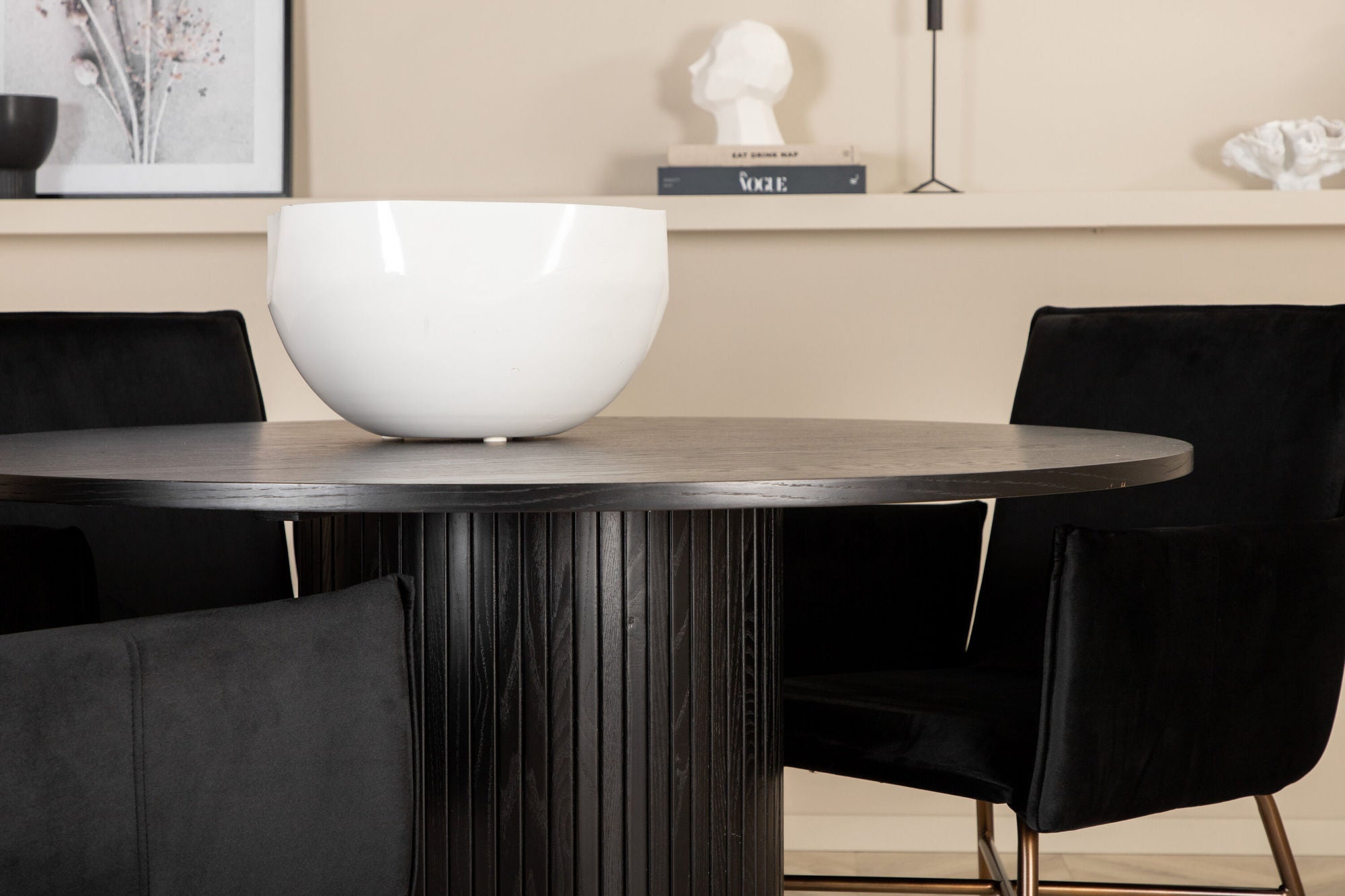 Venture Home Bianca rund spisebord - Black / Black Veneer+Petra stol - Distressed Copper / Black Velvet_4