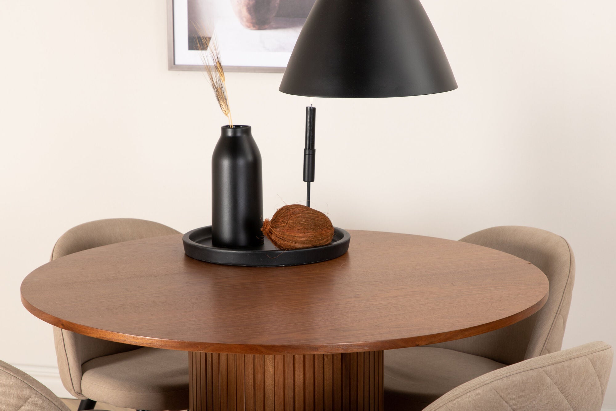 Venture Home Bianca rund spisebord - Walnut / Black Veneer+Velvet Stitches stol - Black / Beige Fabric (Polyester linen )_4