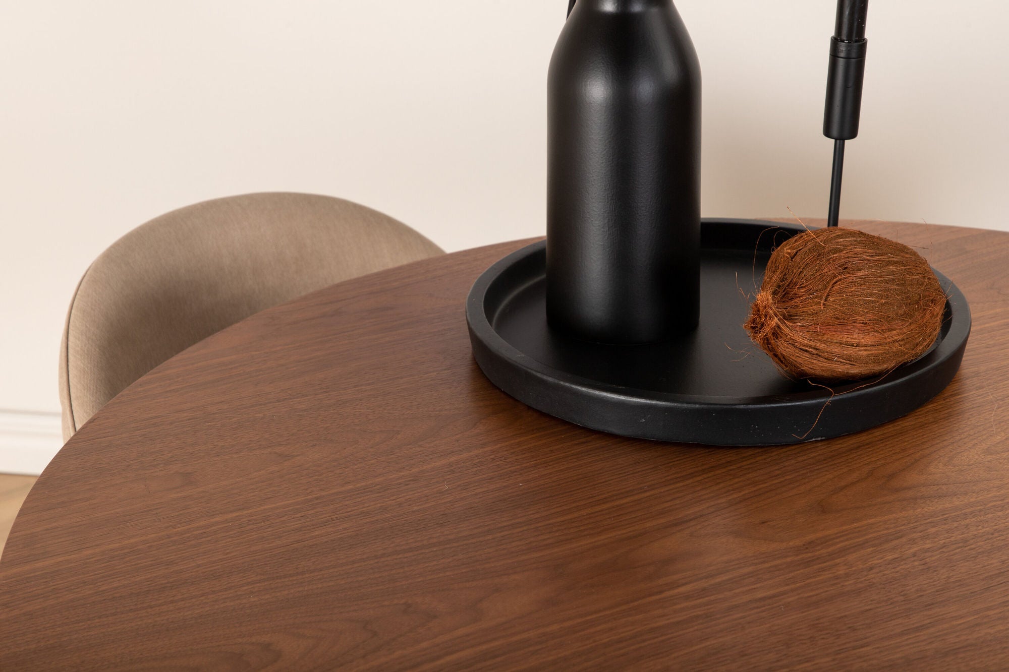 Venture Home Bianca rund spisebord - Walnut / Black Veneer+Velvet Stitches stol - Black / Beige Fabric (Polyester linen )_4