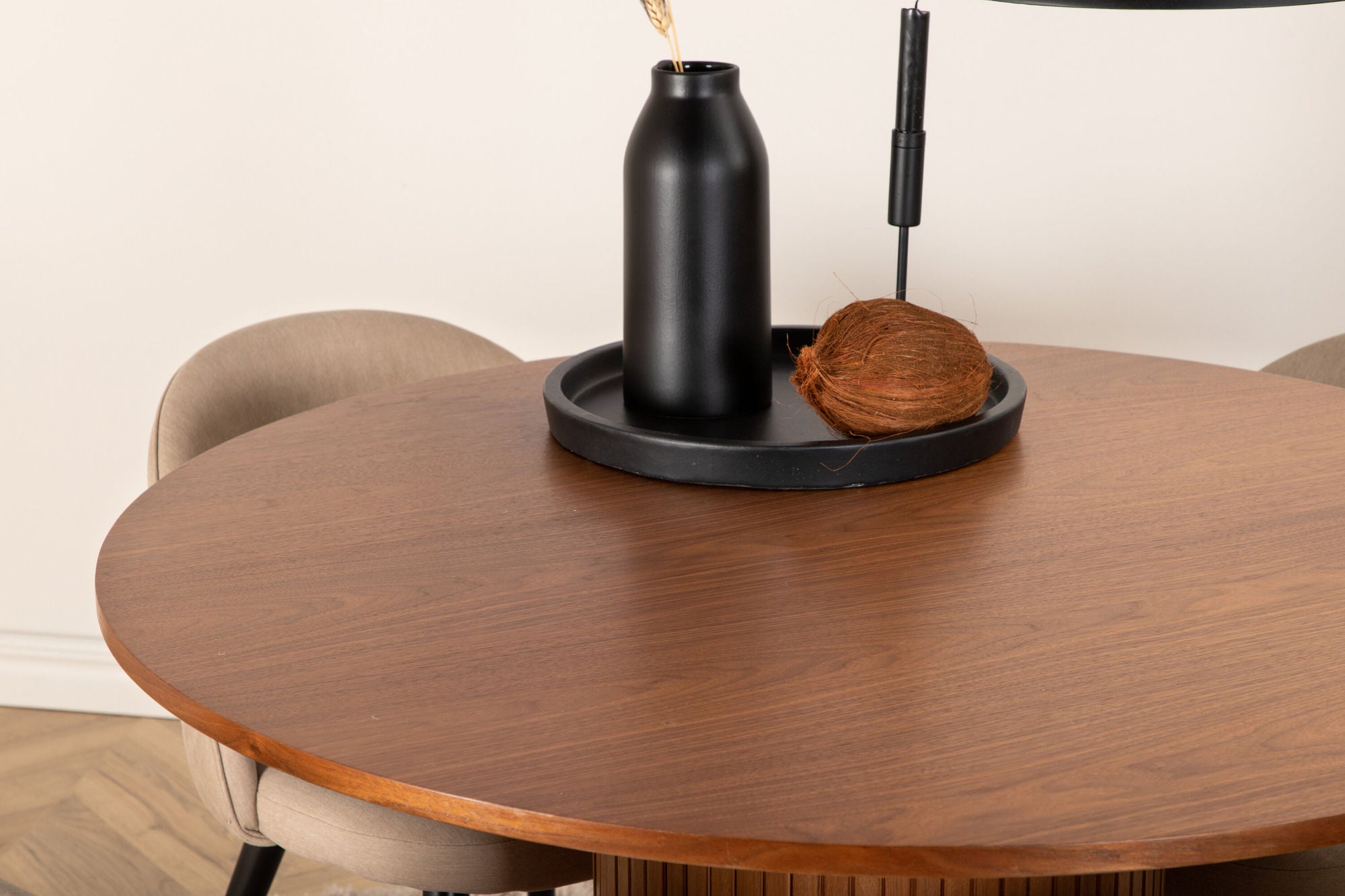 Venture Home Bianca rund spisebord - Walnut / Black Veneer+Velvet Stitches stol - Black / Beige Fabric (Polyester linen )_4