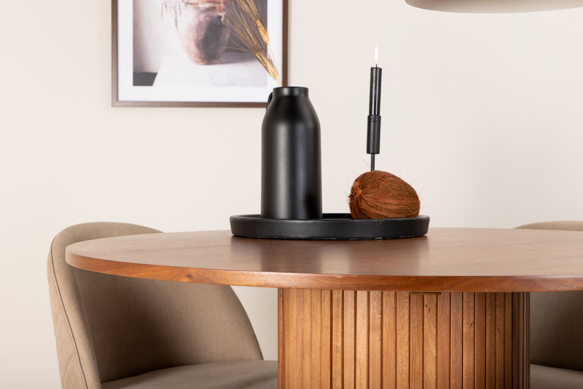 Venture Home Bianca rund spisebord - Walnut / Black Veneer+Velvet Stitches stol - Black / Beige Fabric (Polyester linen )_4