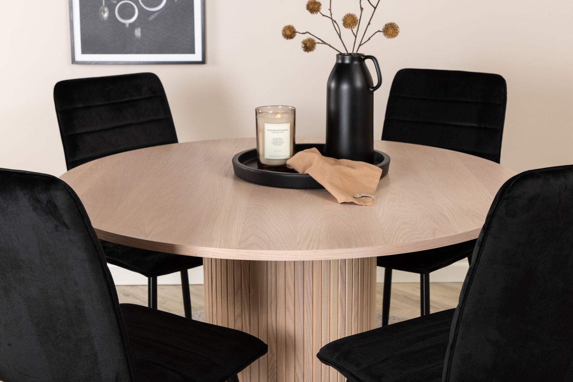 Venture Home Bianca rund spisebord - White Wash / Black Veneer+Windu Lyx stol - Black / Black Velvet_4