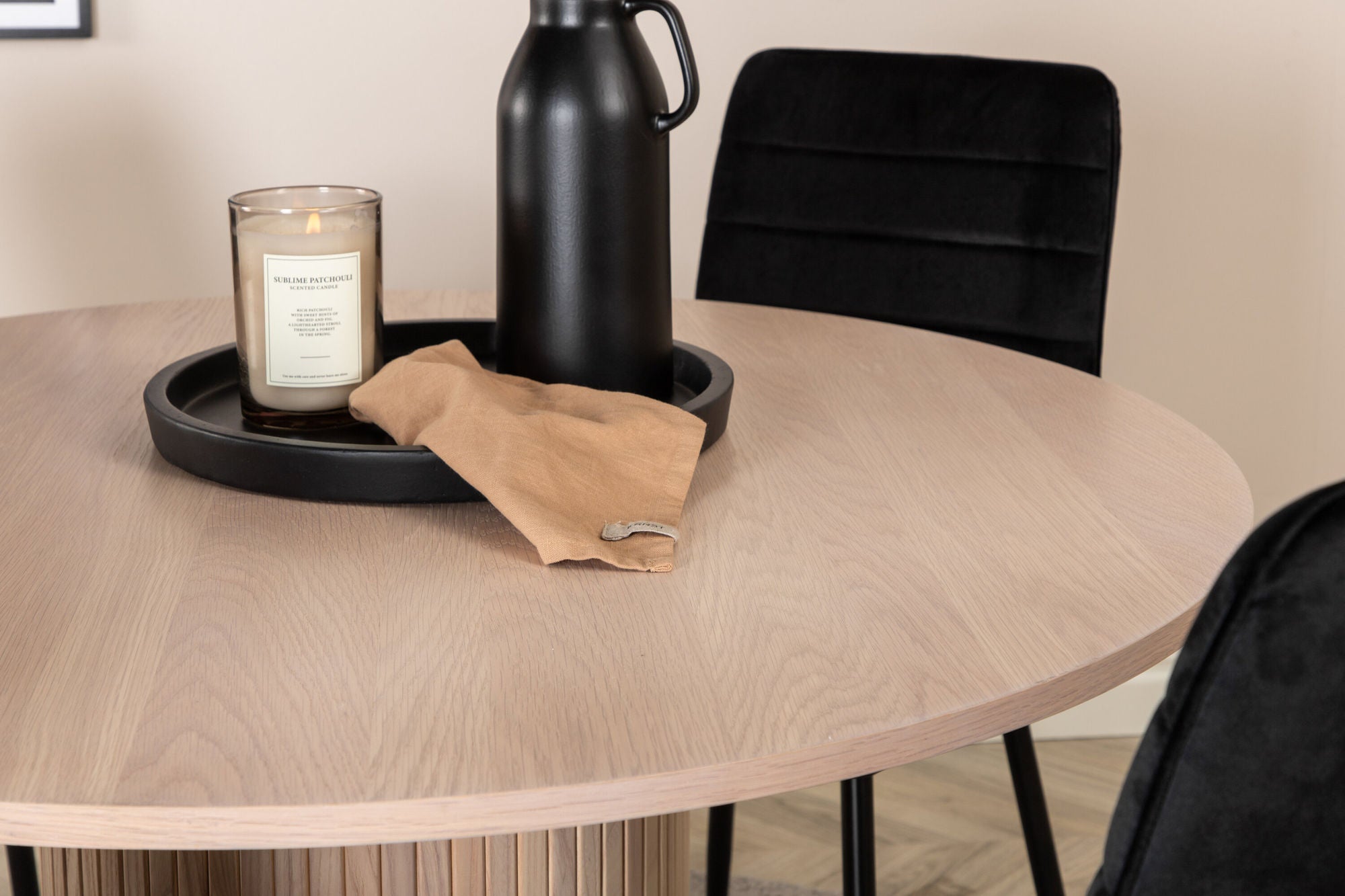 Venture Home Bianca rund spisebord - White Wash / Black Veneer+Windu Lyx stol - Black / Black Velvet_4