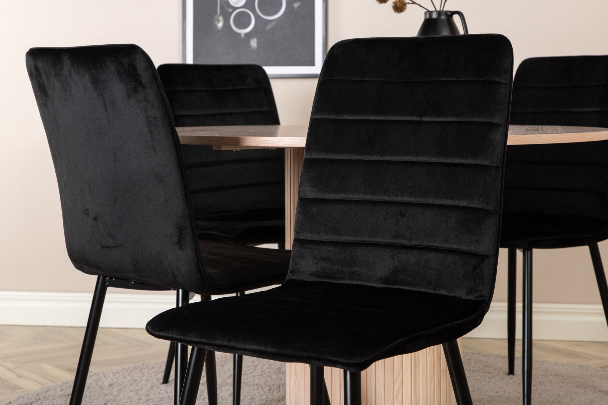 Venture Home Bianca rund spisebord - White Wash / Black Veneer+Windu Lyx stol - Black / Black Velvet_4
