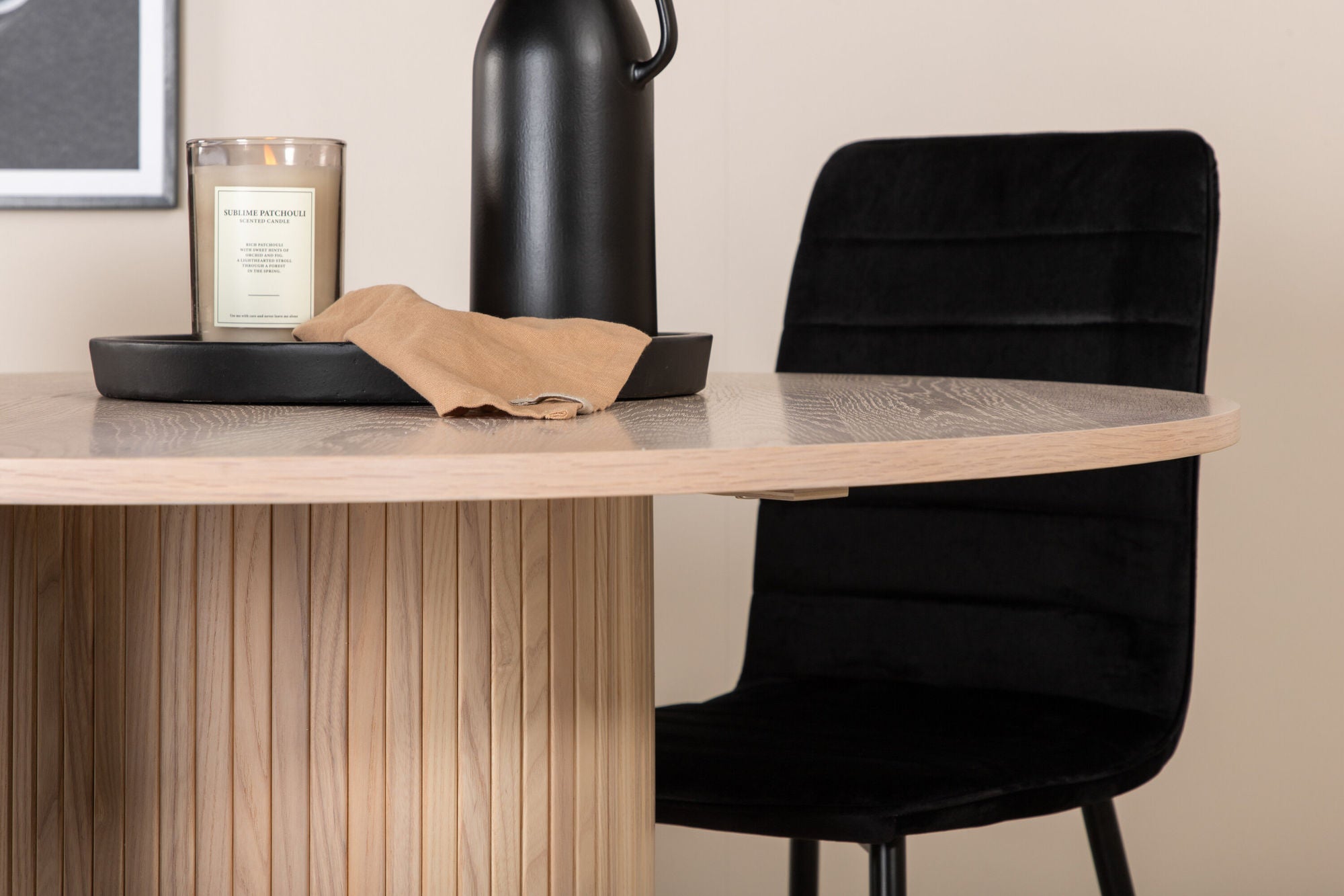 Venture Home Bianca rund spisebord - White Wash / Black Veneer+Windu Lyx stol - Black / Black Velvet_4