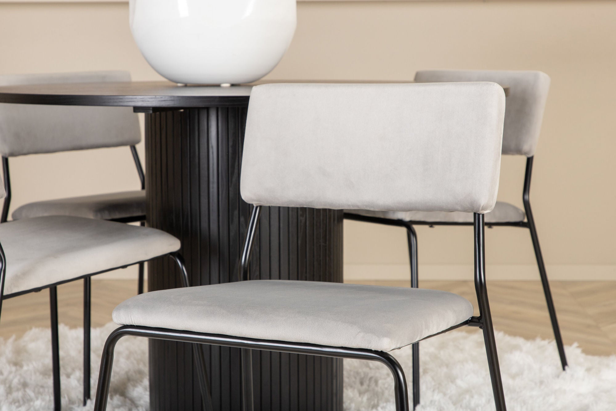 Venture Home Bianca rund spisebord - Black / Black Veneer+Kenth stol - Black / Light Grey Velvet_4