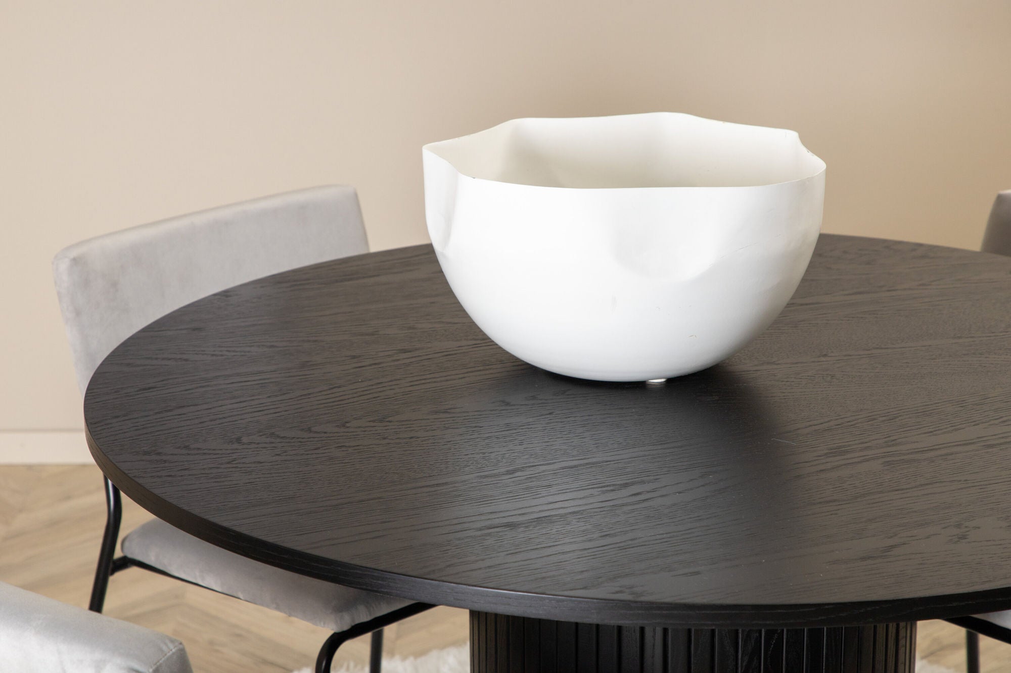 Venture Home Bianca rund spisebord - Black / Black Veneer+Kenth stol - Black / Light Grey Velvet_4