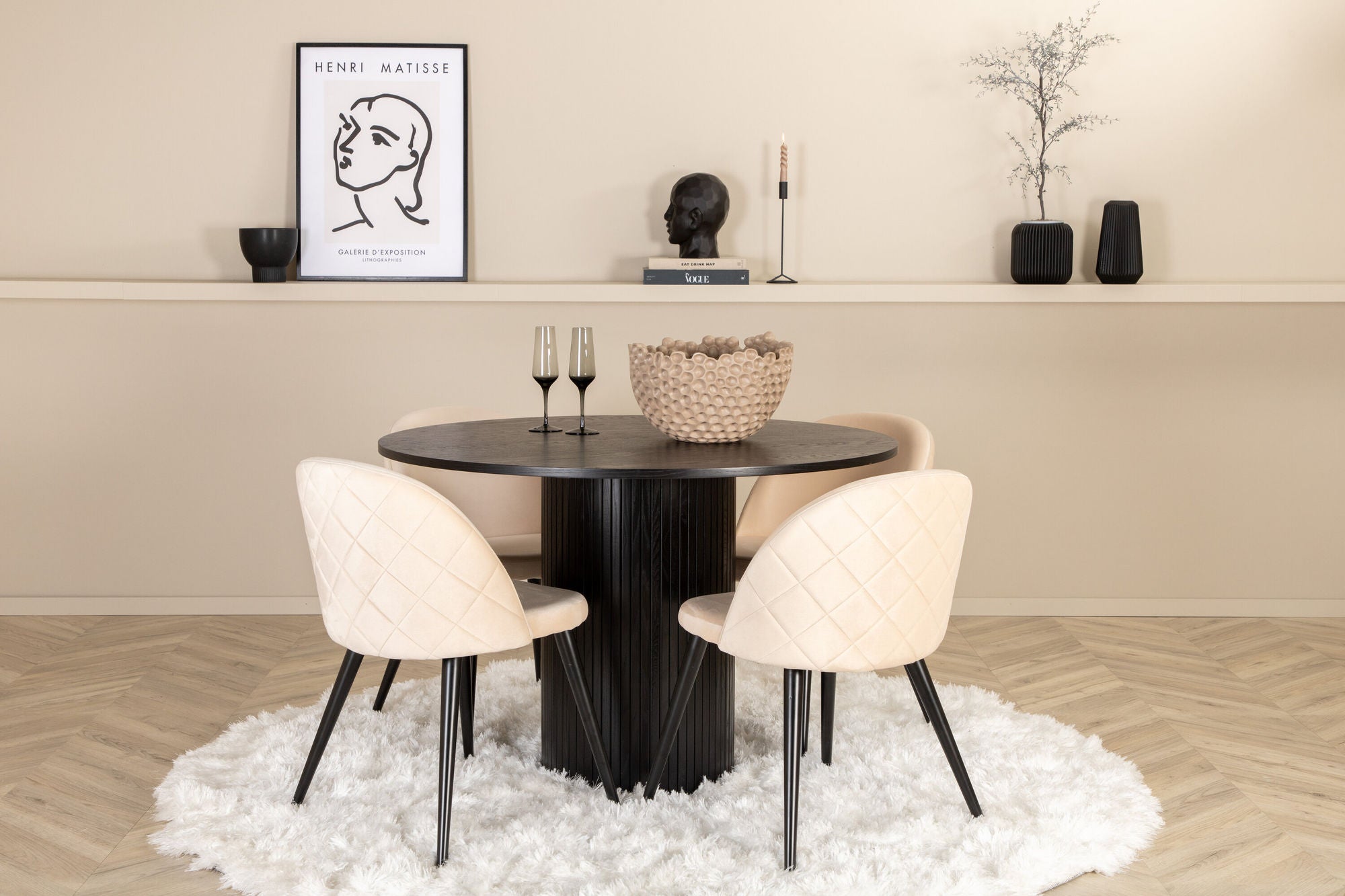Venture Home Bianca rund spisebord - Black / Black Veneer+Velvet Stitches stol - Black / Beige Velvet_4