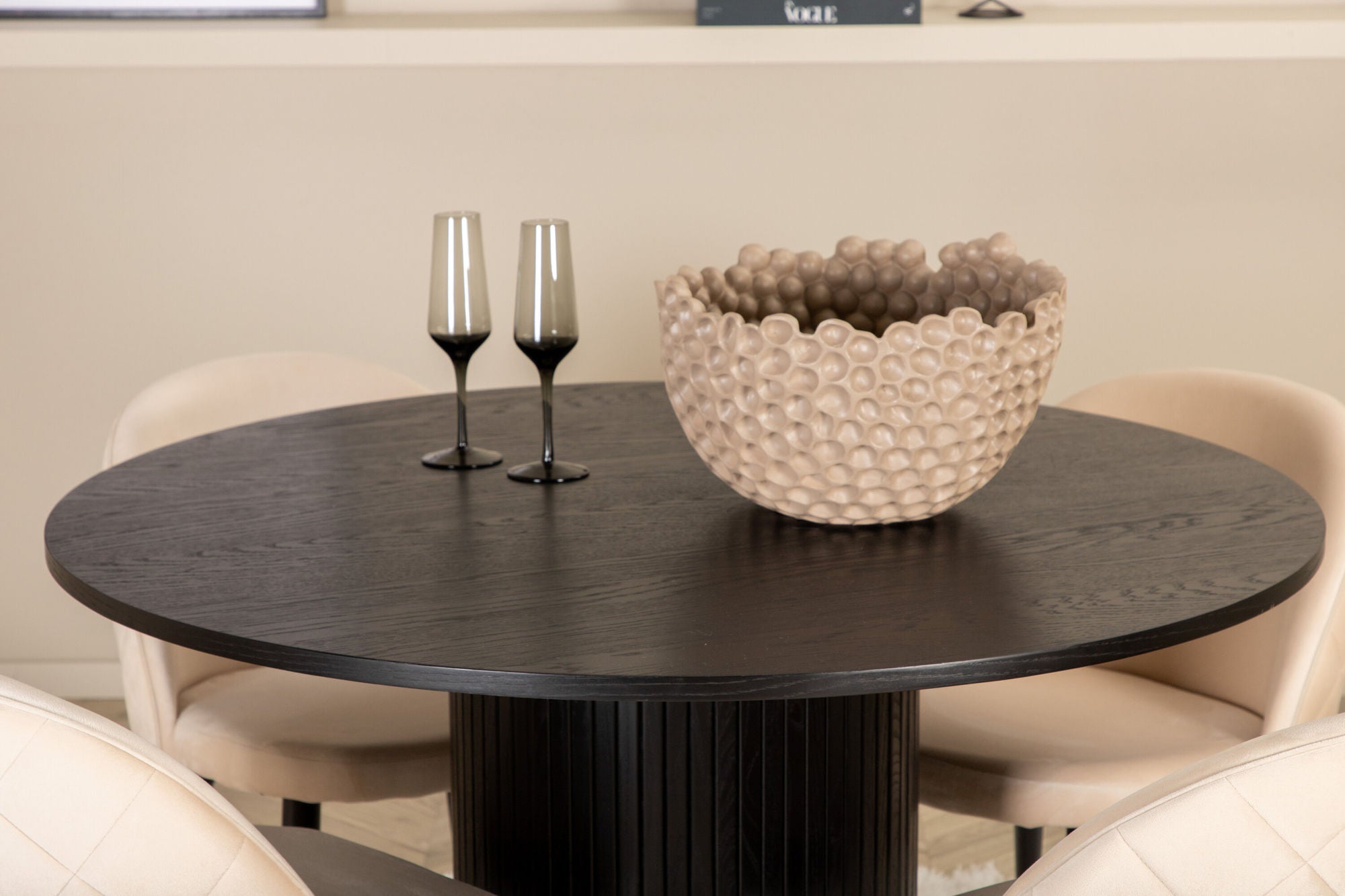 Venture Home Bianca rund spisebord - Black / Black Veneer+Velvet Stitches stol - Black / Beige Velvet_4