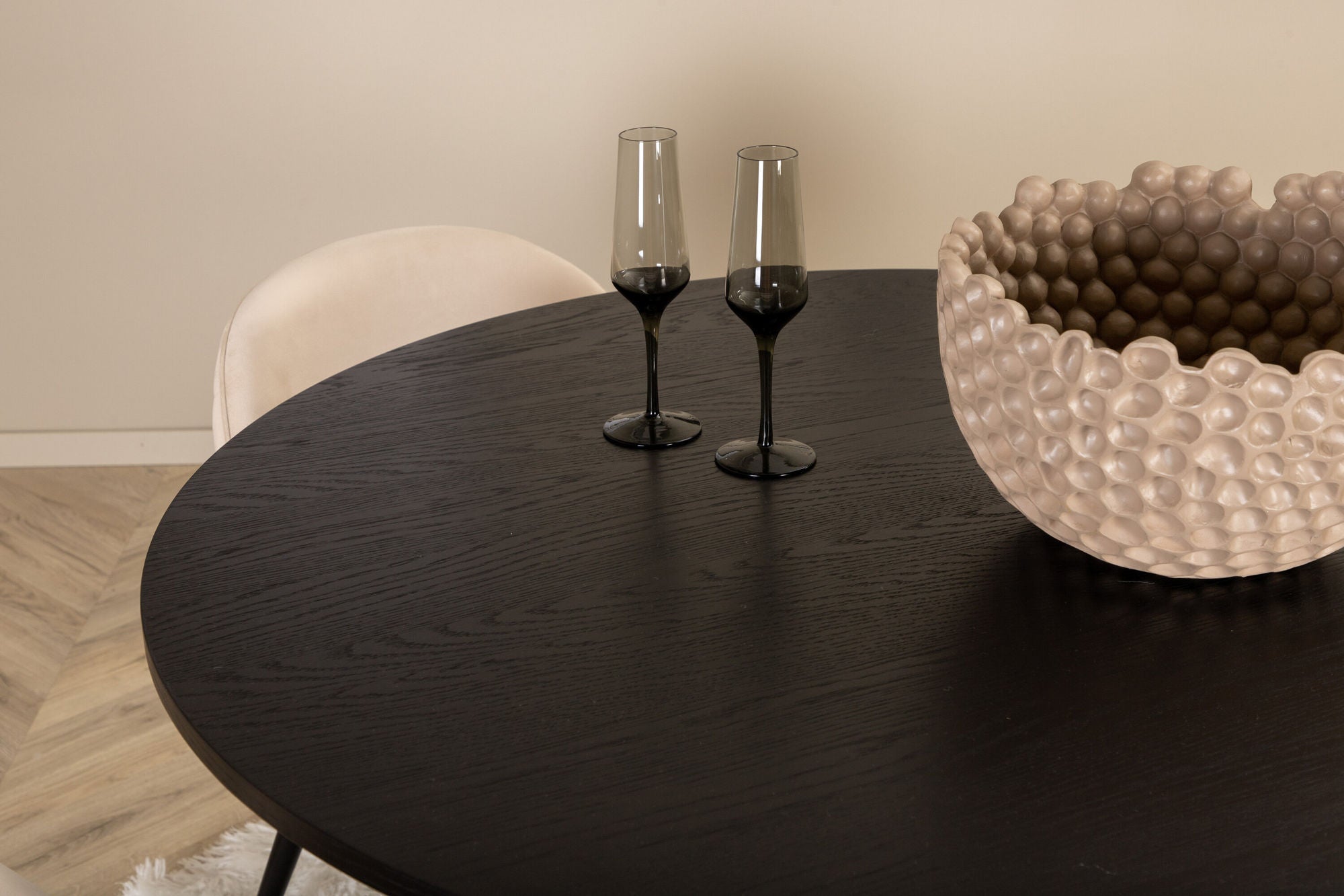 Venture Home Bianca rund spisebord - Black / Black Veneer+Velvet Stitches stol - Black / Beige Velvet_4