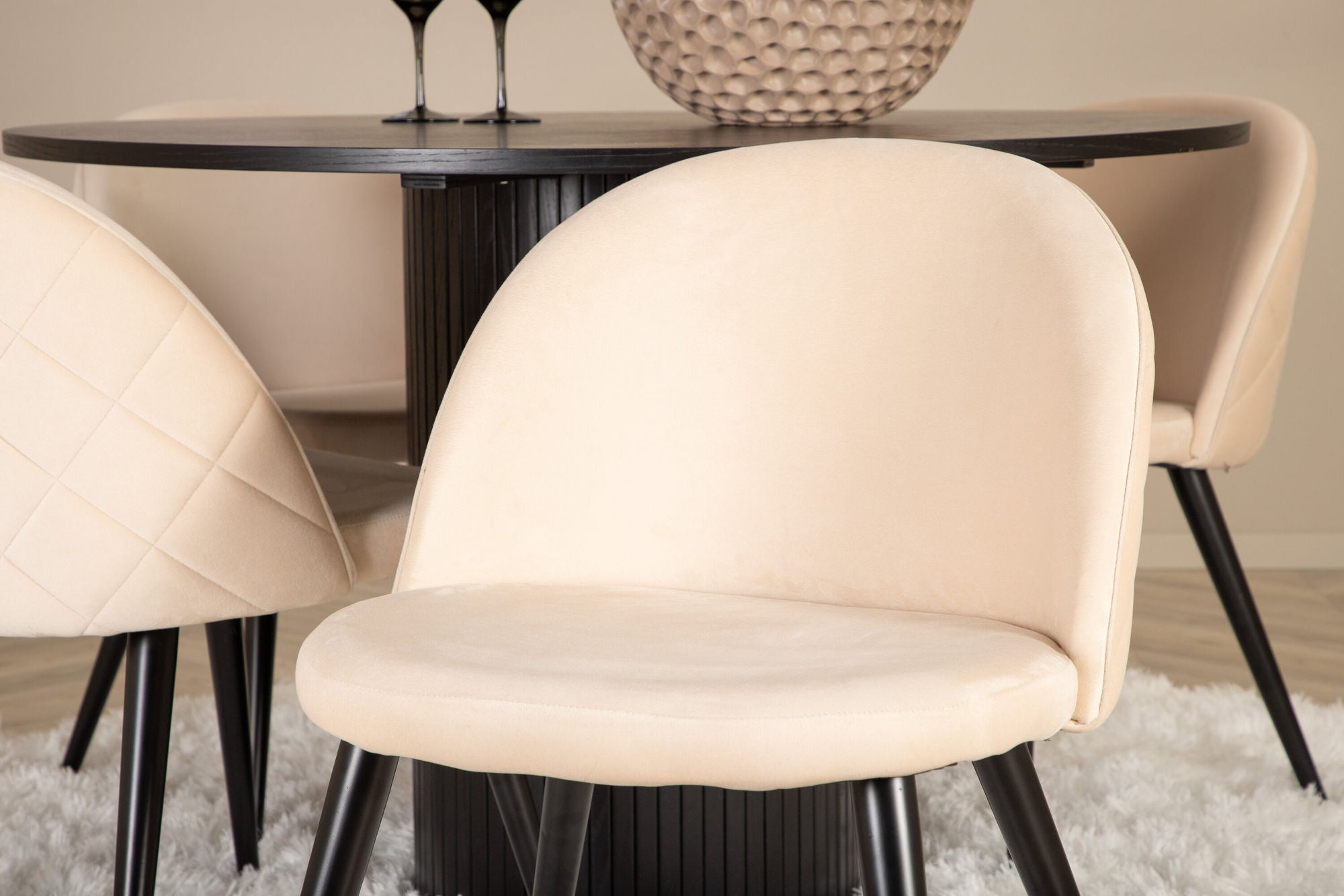 Venture Home Bianca rund spisebord - Black / Black Veneer+Velvet Stitches stol - Black / Beige Velvet_4