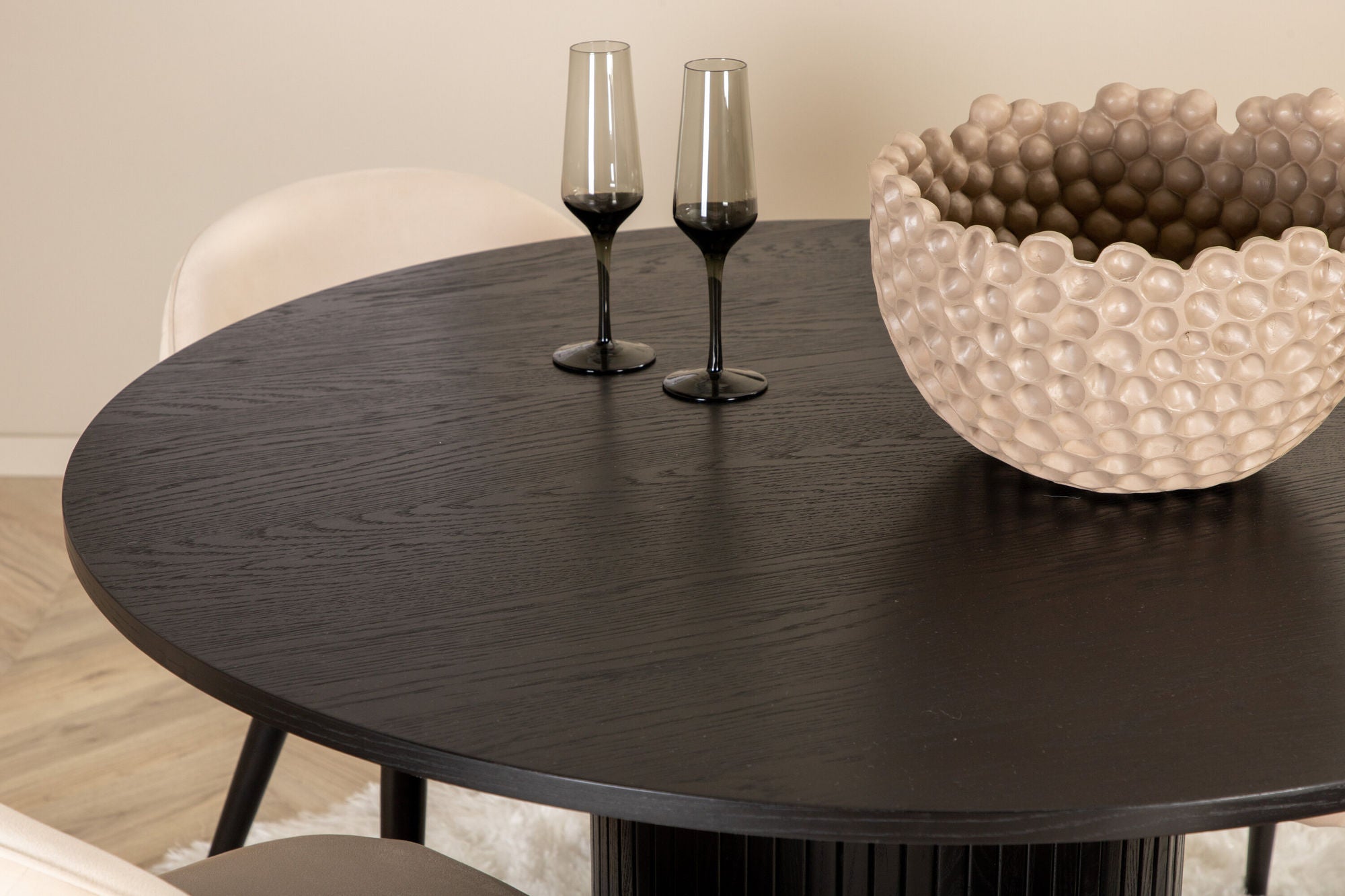Venture Home Bianca rund spisebord - Black / Black Veneer+Velvet Stitches stol - Black / Beige Velvet_4