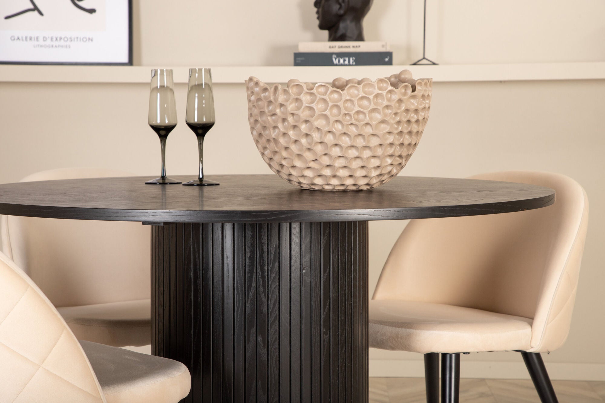 Venture Home Bianca rund spisebord - Black / Black Veneer+Velvet Stitches stol - Black / Beige Velvet_4
