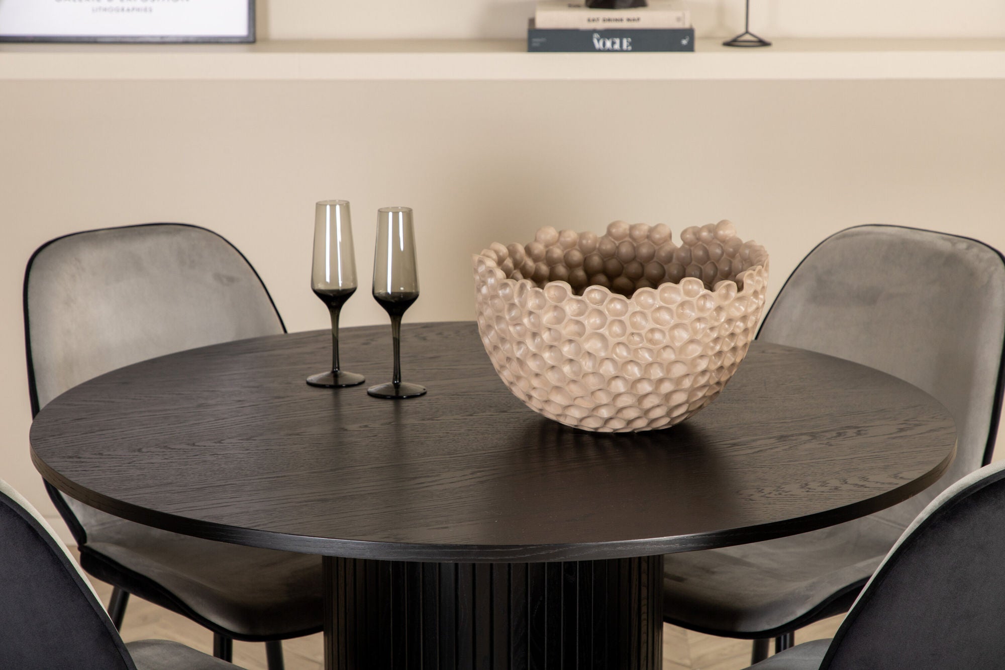 Venture Home Bianca rund spisebord - Black / Black Veneer+Emma stol - Black / Black and Light Grey Black Velvet in Back Grey Velvet in front_4