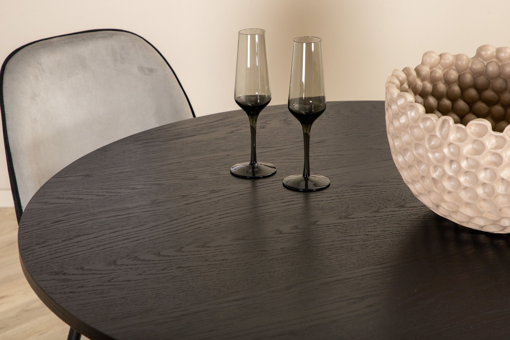 Venture Home Bianca rund spisebord - Black / Black Veneer+Emma stol - Black / Black and Light Grey Black Velvet in Back Grey Velvet in front_4